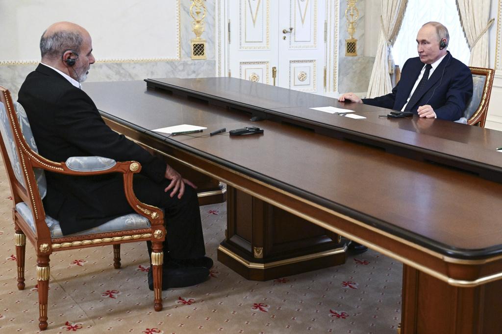 伊朗最高國家安全委員會秘書艾哈邁迪安,日前在俄參加金磚國家高級安全官員會議時,與俄總統普京會晤。(美聯社)