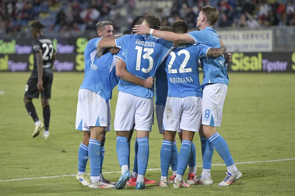 布安基奧奴的入球令拿玻里拉開4:0。(美聯社)