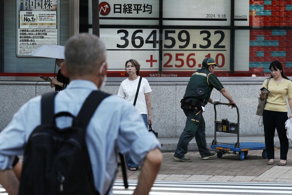 東京市區周三中午前的高溫達35.1度,毫無秋意。(美聯社)