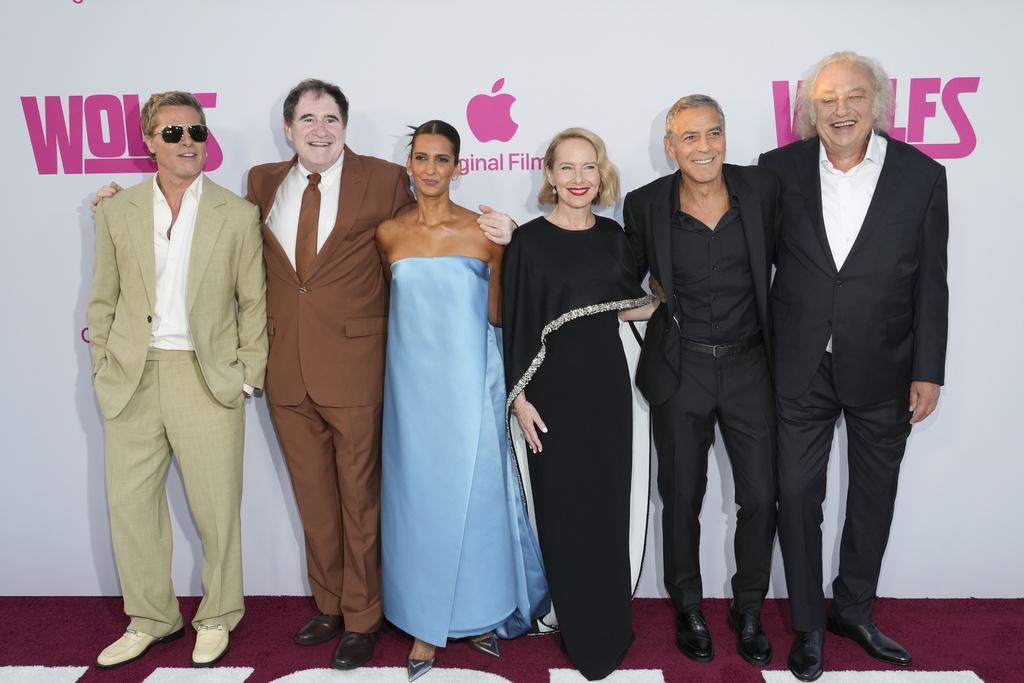 畢彼特上周在美國洛杉磯與佐治古尼等出席電影《Wolfs》首映。(美聯社)