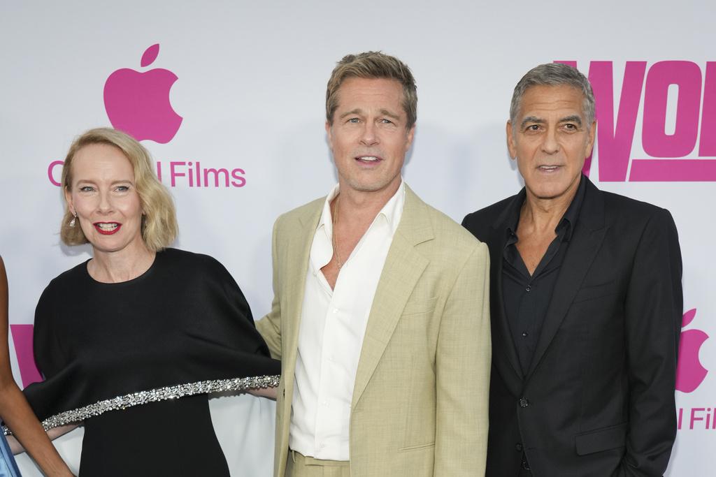 畢彼特上周在美國洛杉磯與佐治古尼等出席電影《Wolfs》首映。(美聯社)