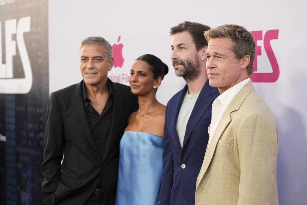 畢彼特上周在美國洛杉磯與佐治古尼等出席電影《Wolfs》首映。(美聯社)