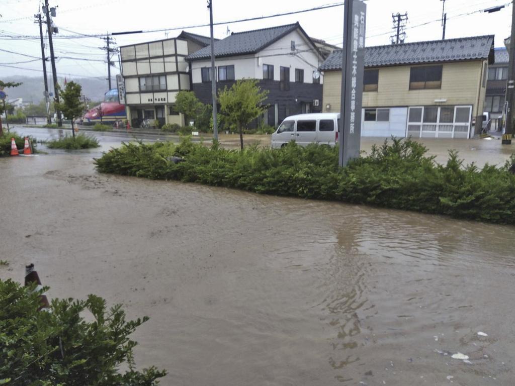 連場暴雨下,石川縣輪島市道路水浸。(美聯社)