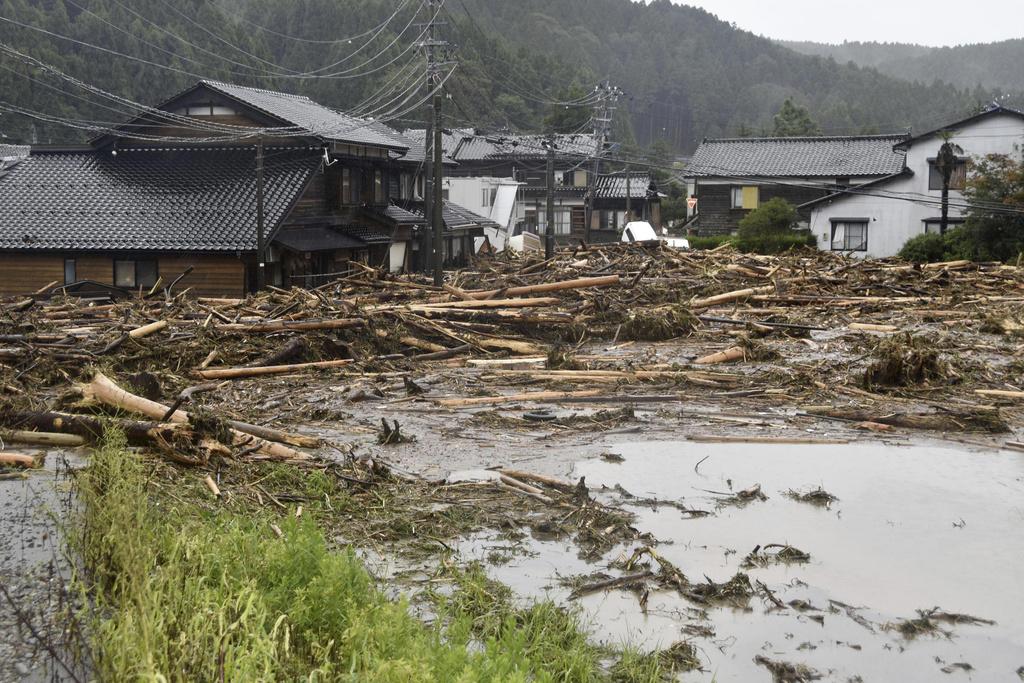 石川縣輪島市大量浮木被沖到住宅區。(美聯社)