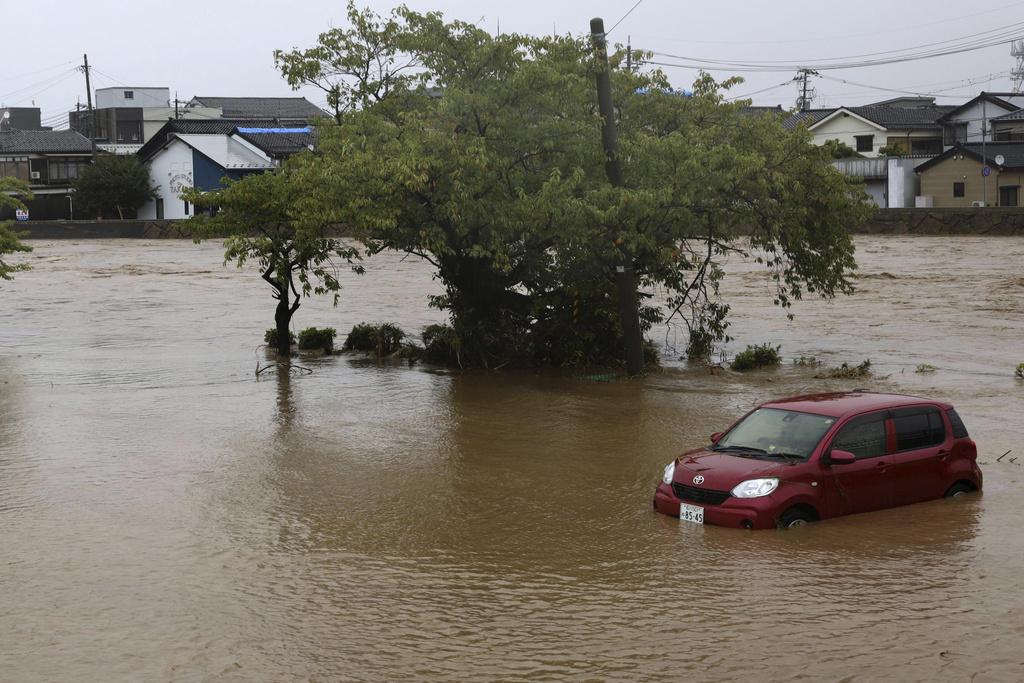 石川縣輪島市周六周日連場暴雨,有汽車浸沒於水中。(資料圖片)