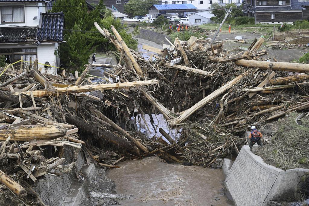石川縣輪島市有大量浮木和瓦礫等被沖上橋樑,水退後堆積造成阻塞。(資料圖片)