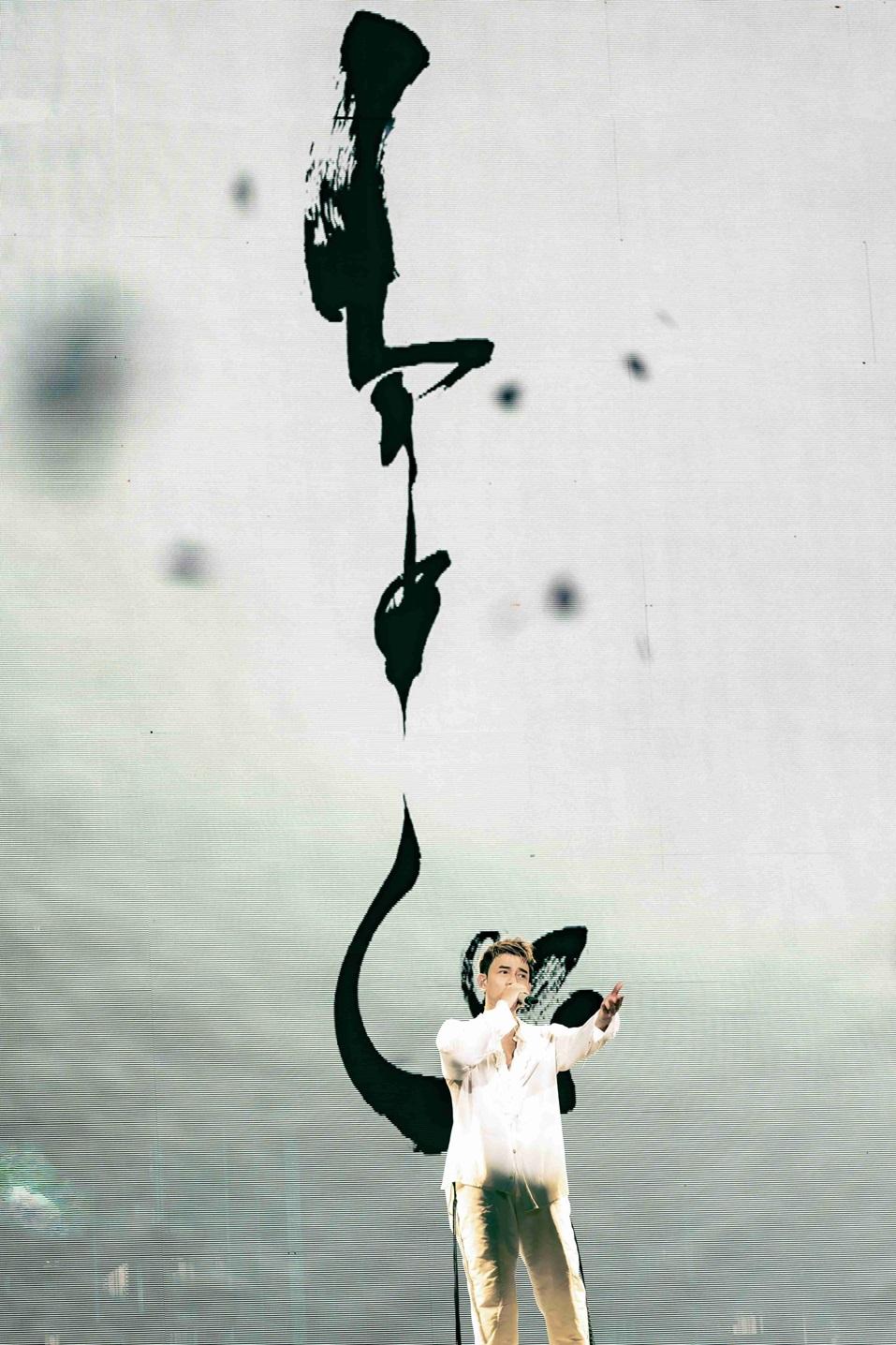 近年愛上水墨的Aaron,在今次《ICONIC世界巡迴演唱會》被大量運用。