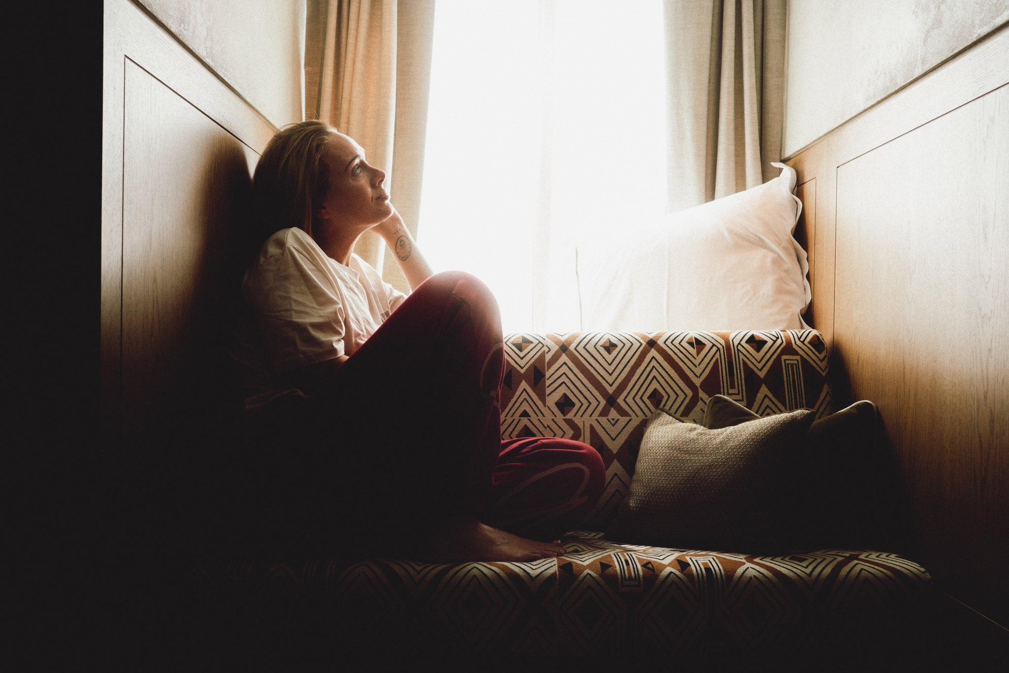 其實Adele在發行專輯和巡演之間的休息時間相當長。