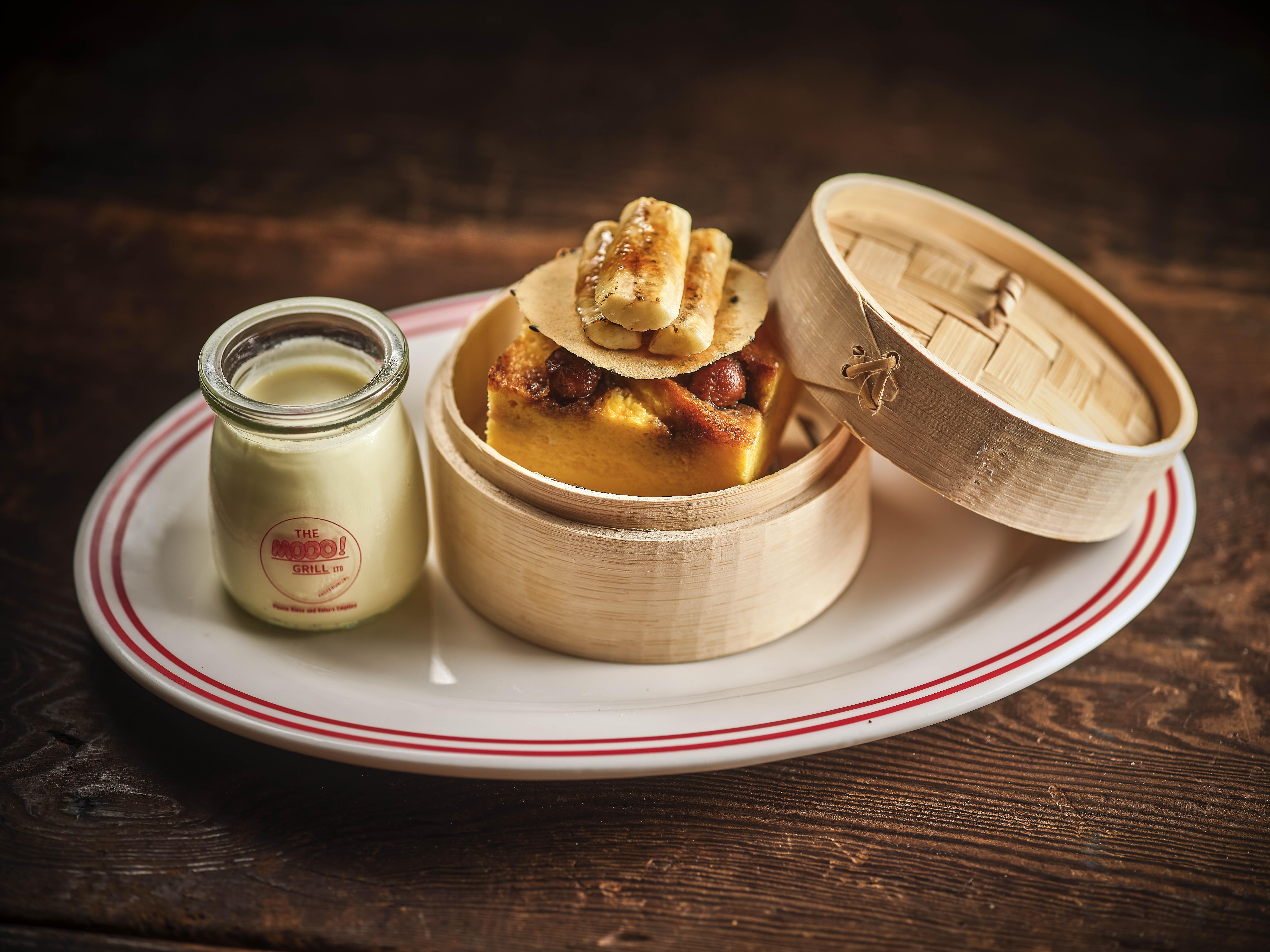 香焦布甸麵包$85 客人可將懷舊牛奶樽盛載的呍呢嗱醬,淋在伴以焦糖香蕉及芝麻脆片的布甸麵包上。