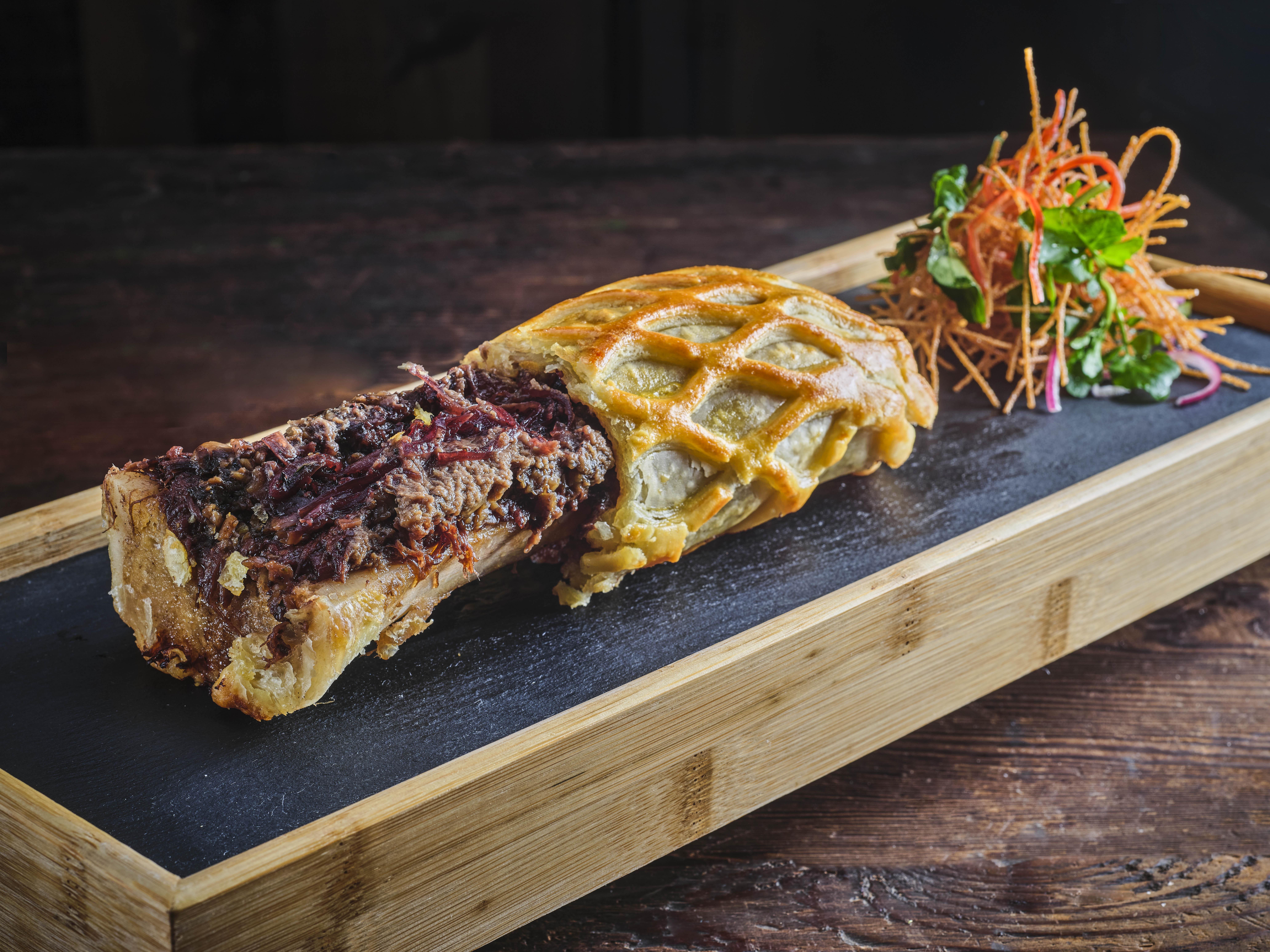 原條牛骨髓慢煮牛腩威靈頓$288 坊間罕見,店員會為食客從威靈頓中間切開,方便客人用匙羹品嘗。