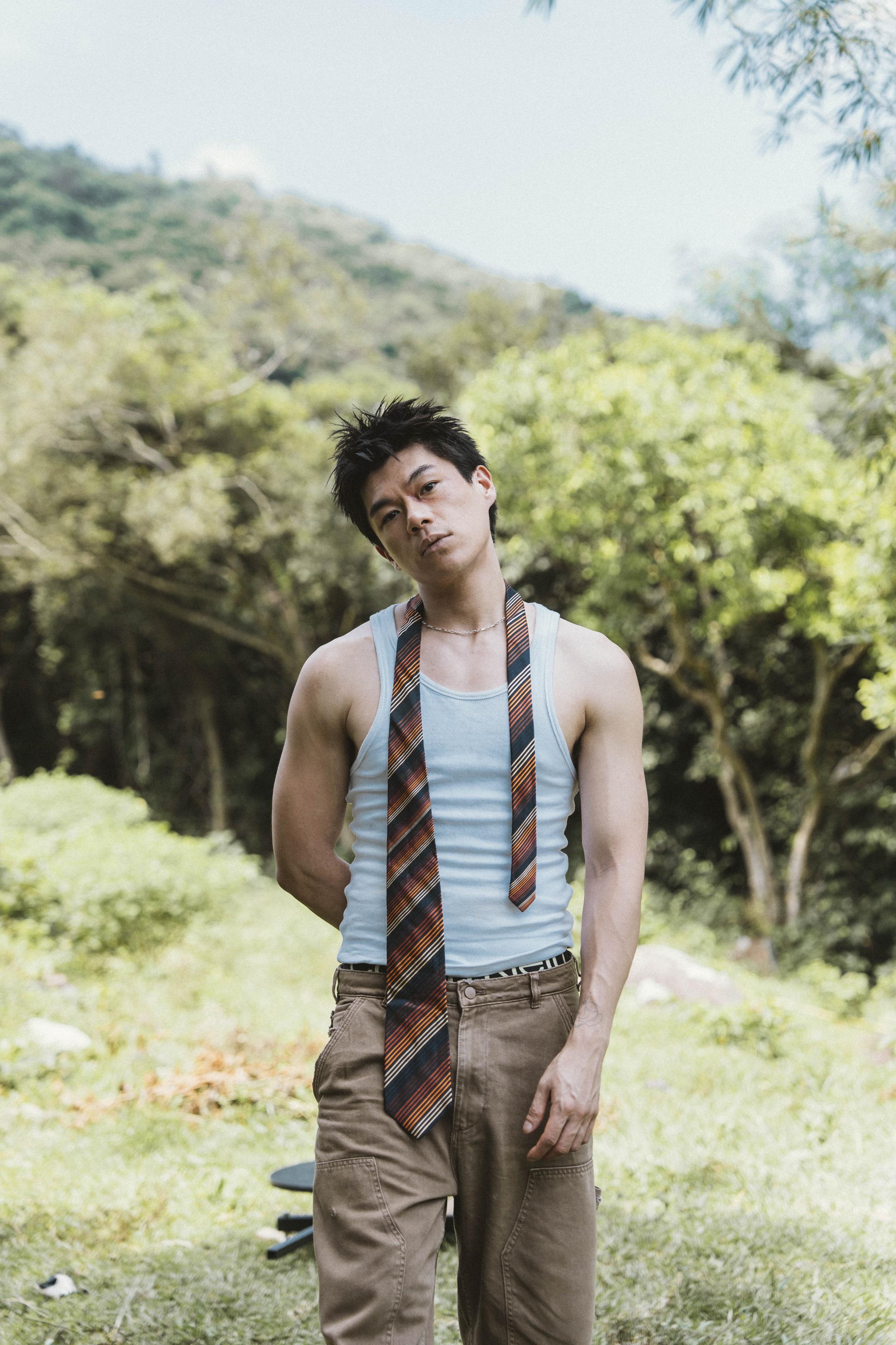 柯煒林擔任泰妹新歌《You are so cool》MV男主角,獲讚靚仔又好charm。