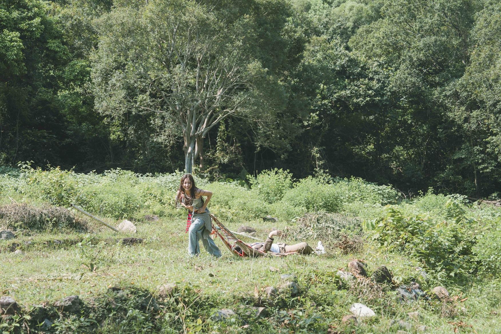 柯煒林在烈日34度高溫下穿西裝外套拍MV,慘變「柯仔煎」。