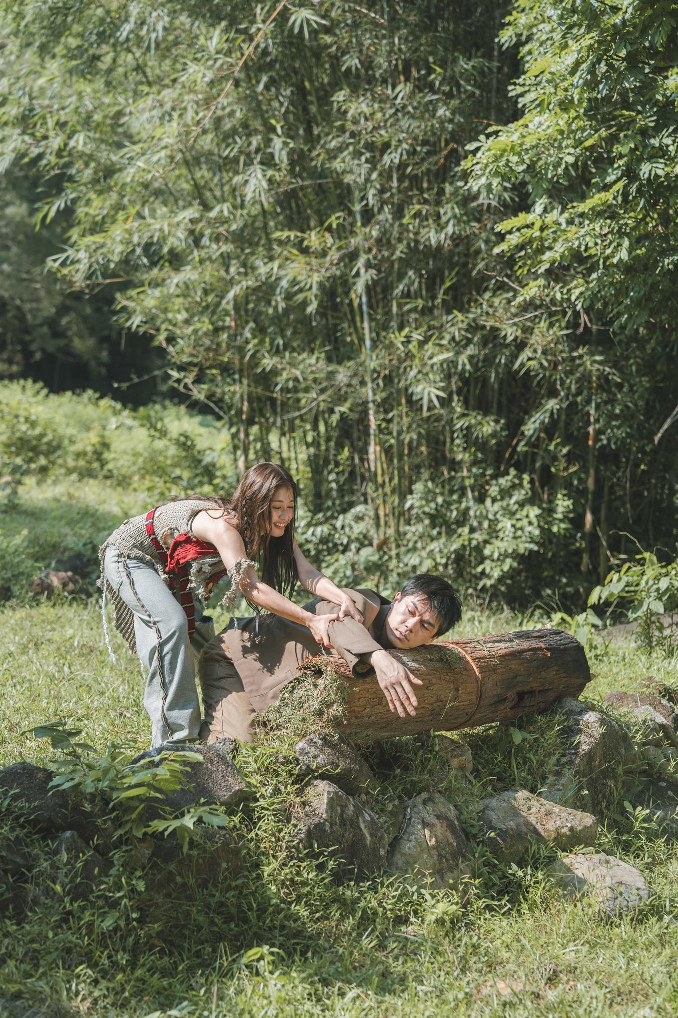 柯煒林在烈日34度高溫下穿西裝外套拍MV,慘變「柯仔煎」。