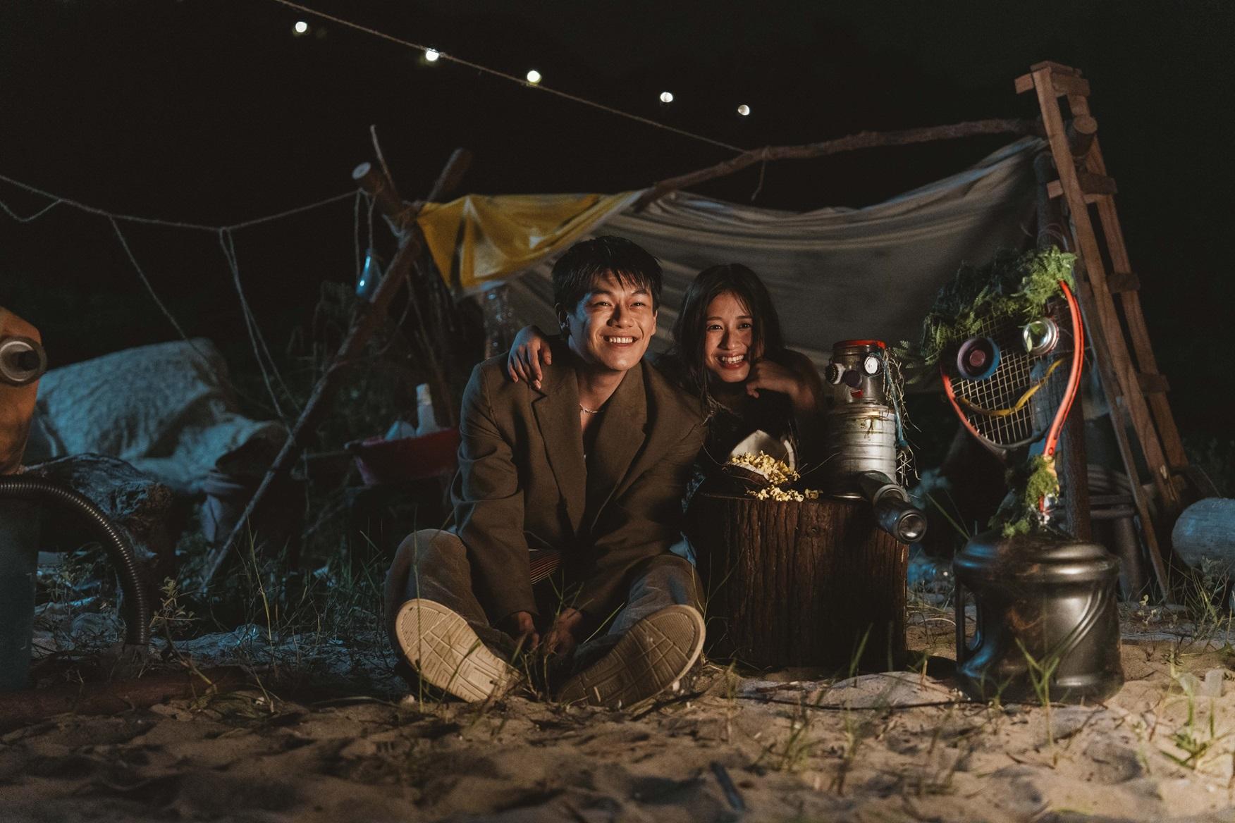 柯煒林在泰妹新歌《You are so cool》MV,化身多功能男屍。