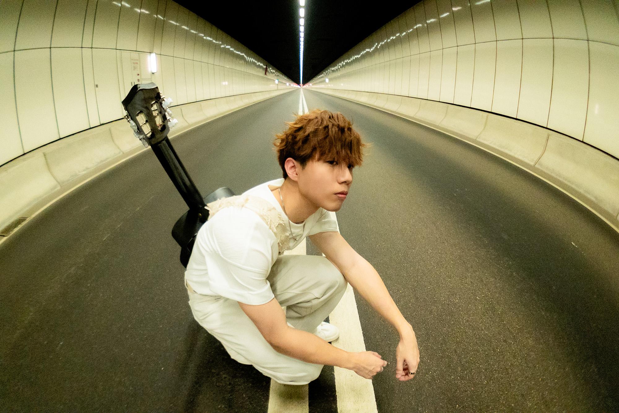 黃明德搵同學幫拖封隧道拍MV。