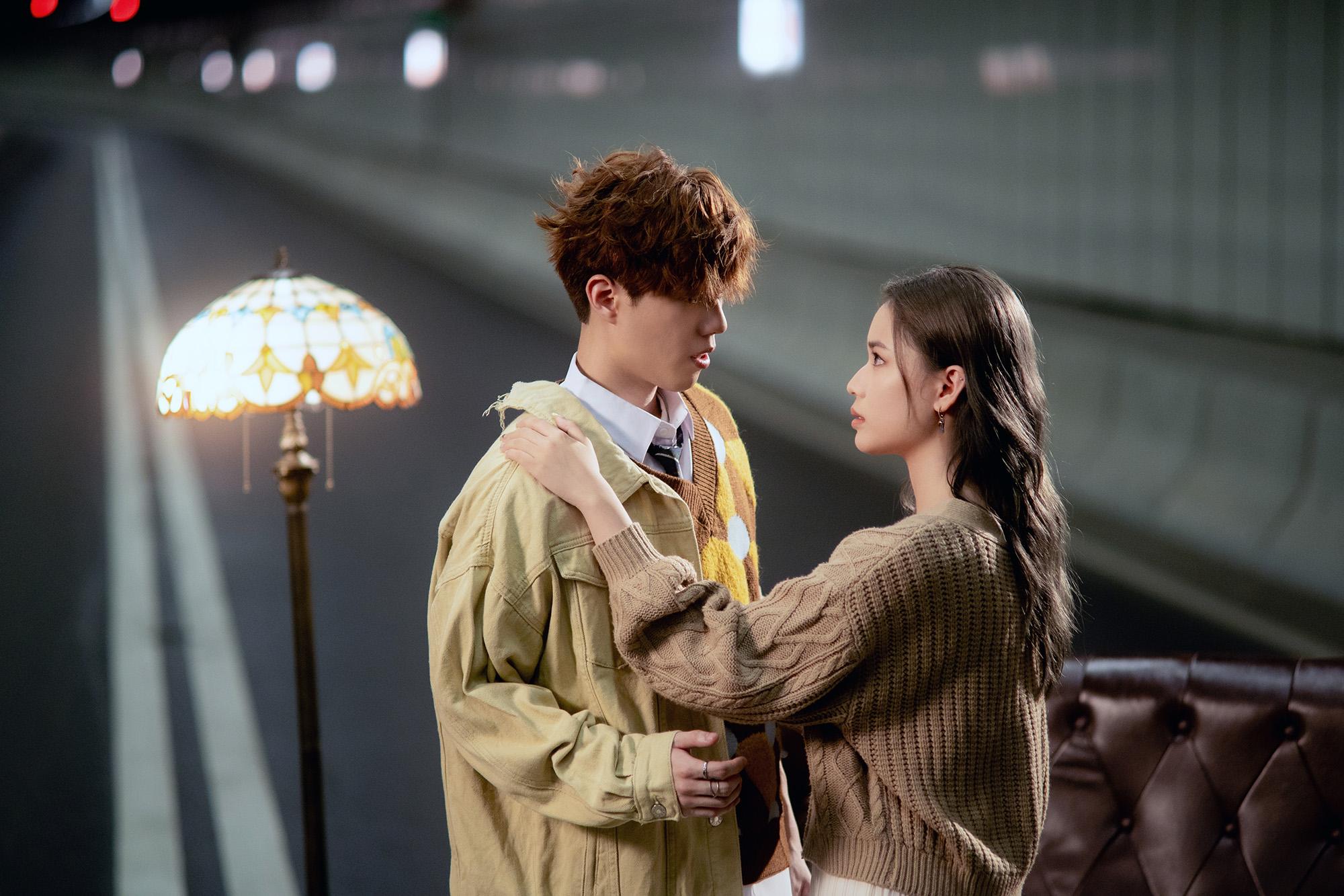 MV中的演員原來全都是Dark的大學同學。