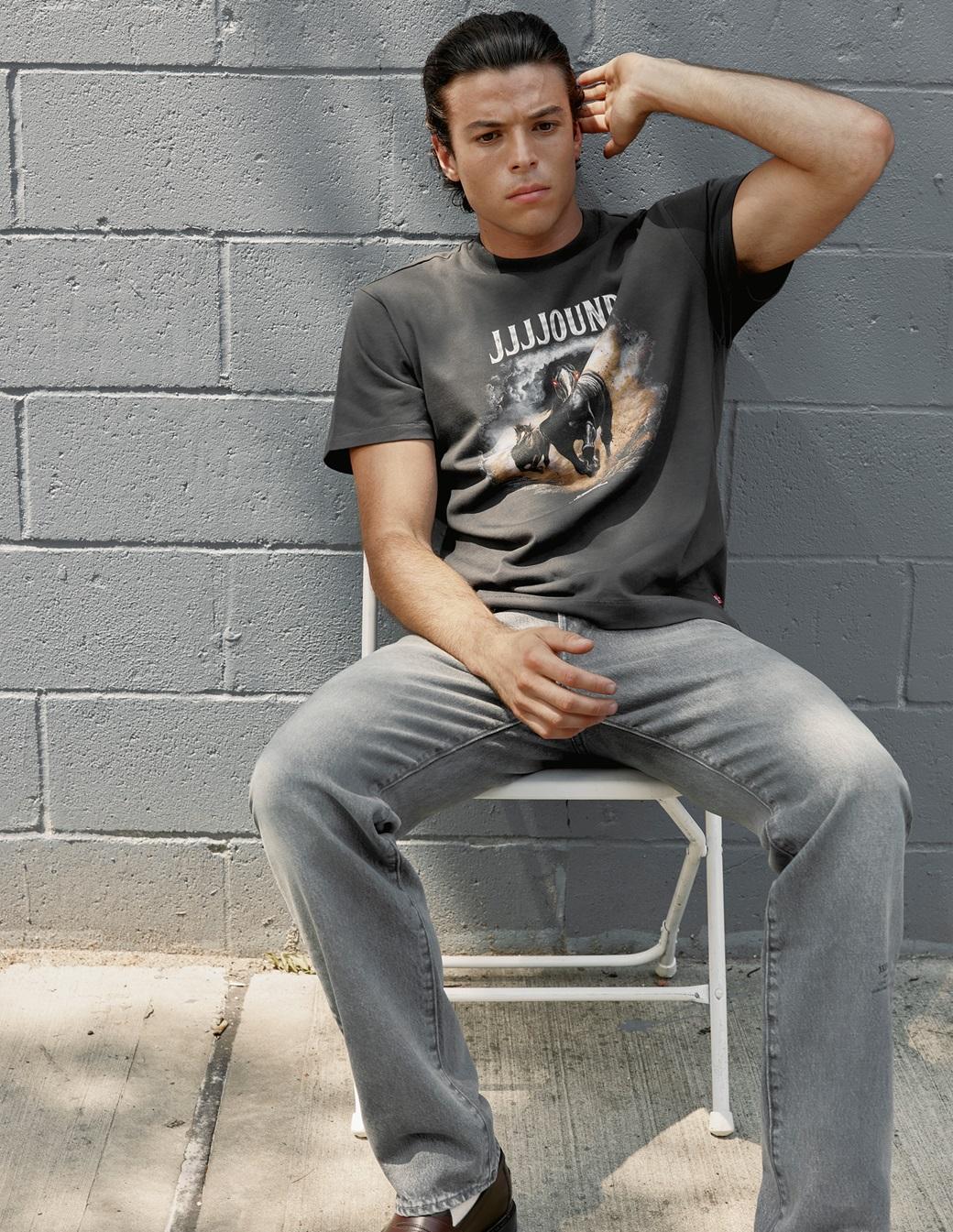 黑色圖案tee $599、淺灰色石磨501 93牛仔褲 $1,899