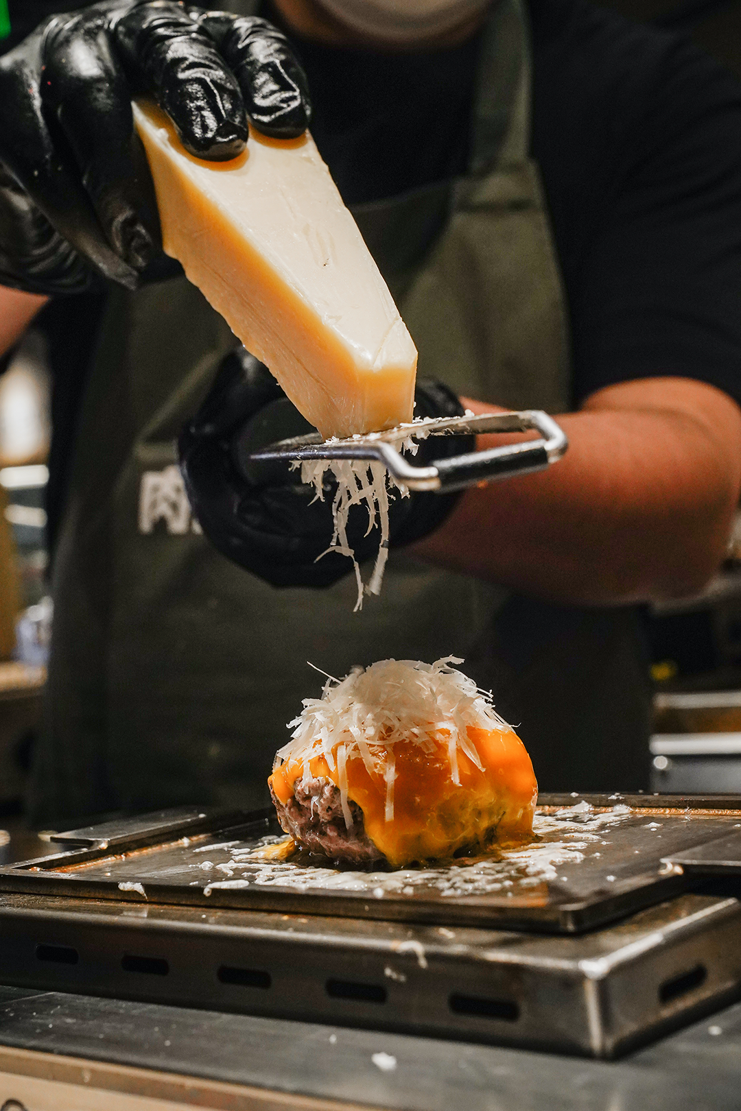 和牛芝士漢堡排配一片車打芝士,並席前即刨硬車打芝士絲,芝味豐富。