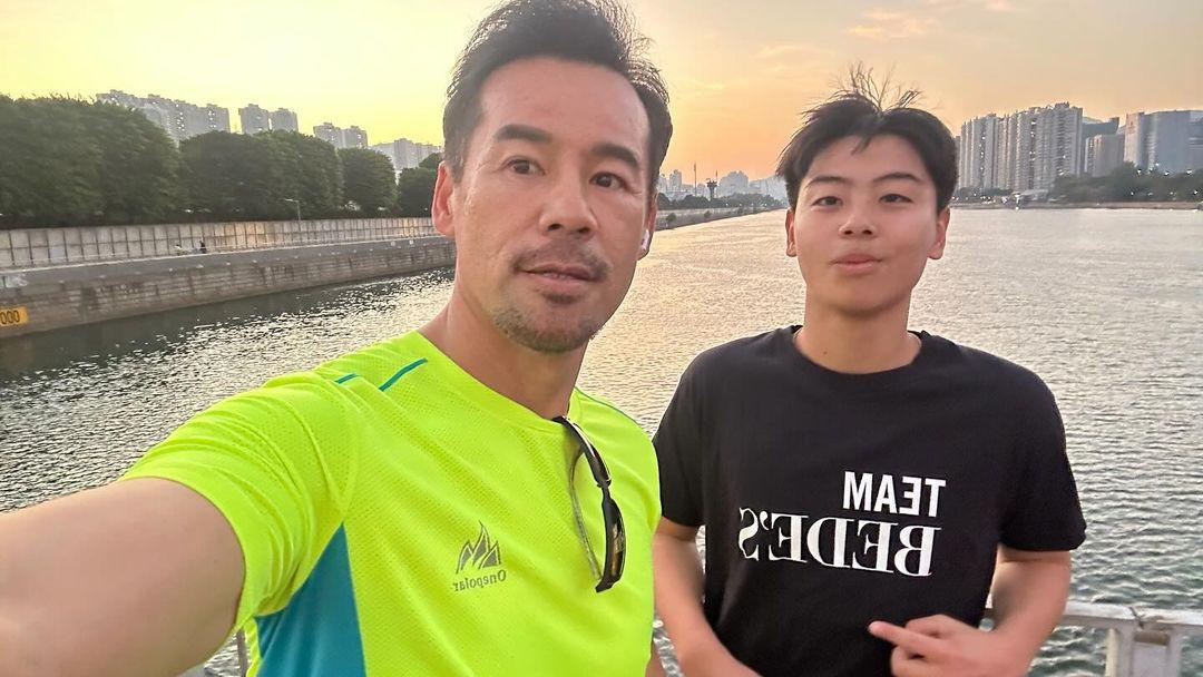 徐榮不時上載與兒子徐朗合照。