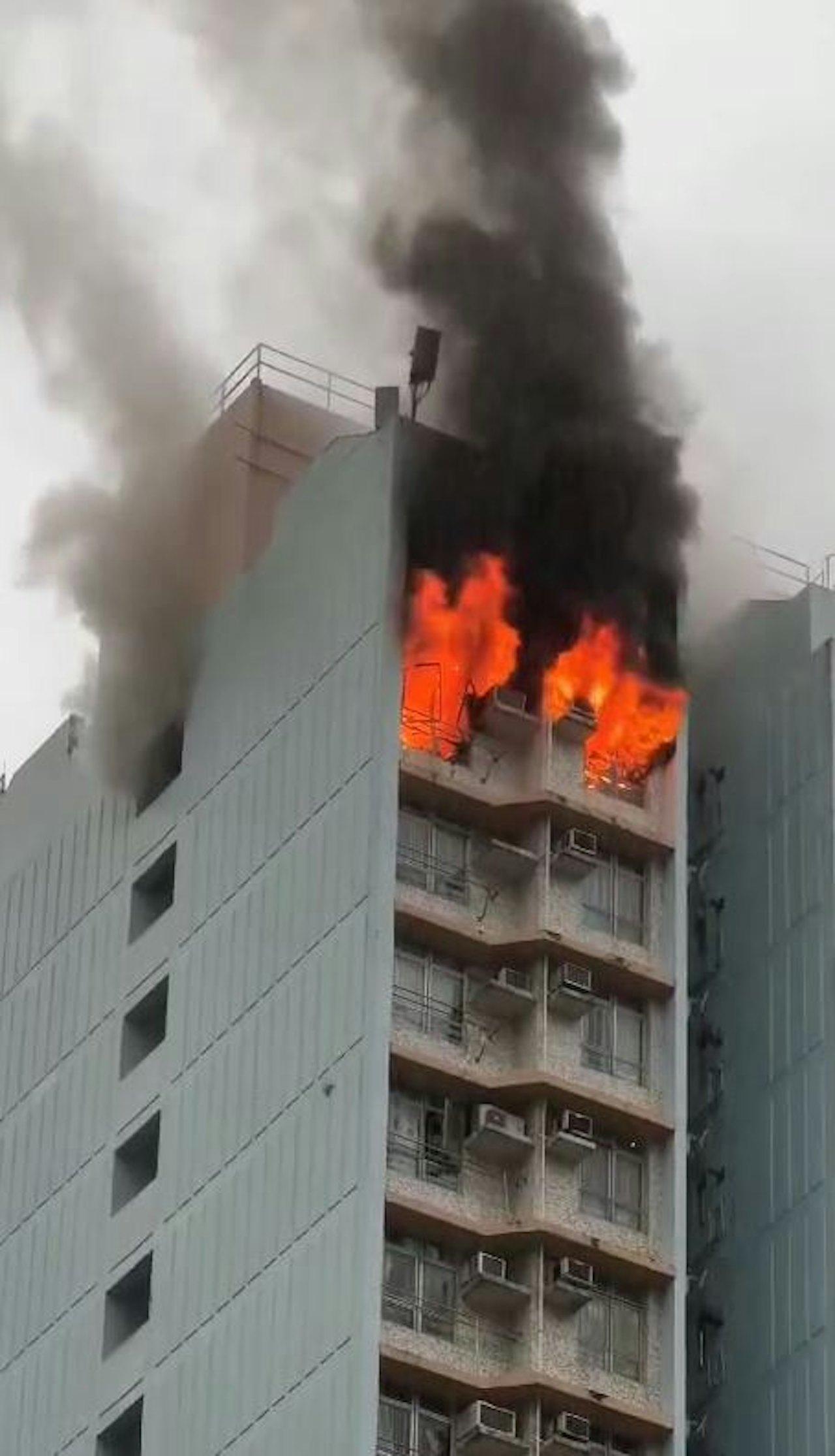 慈樂邨一個高層單位在大雨下陷入火海,火勢相當猛烈。(網片截圖)