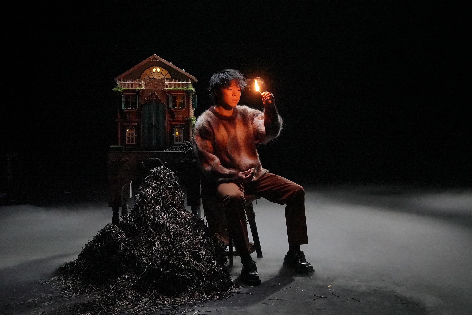 新歌《鑿》是談及Ian對於故事女主角的思念,已經達至瘋癲狀態,精神接近崩潰。