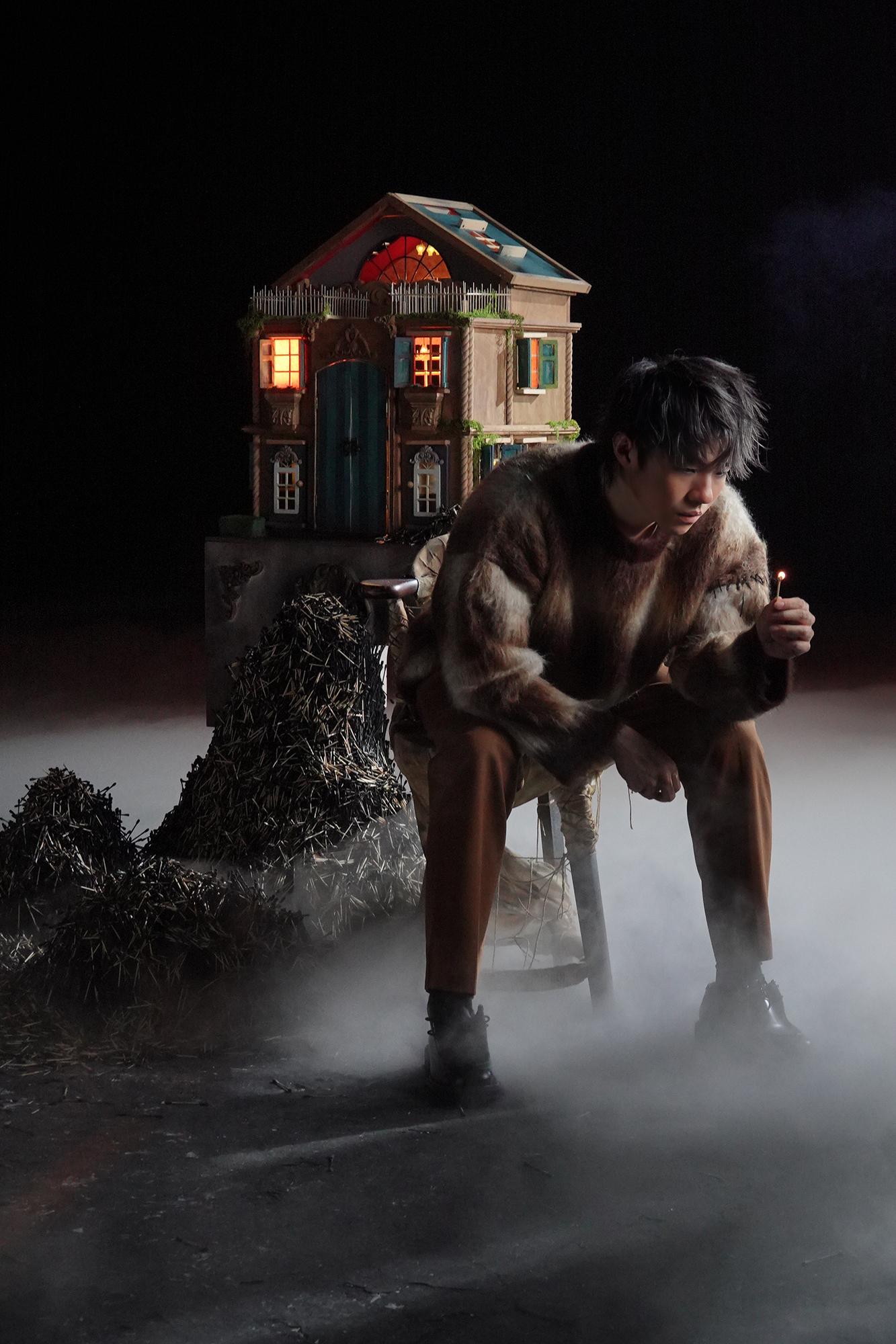 新歌《鑿》是談及Ian對於故事女主角的思念,已經達至瘋癲狀態,精神接近崩潰。