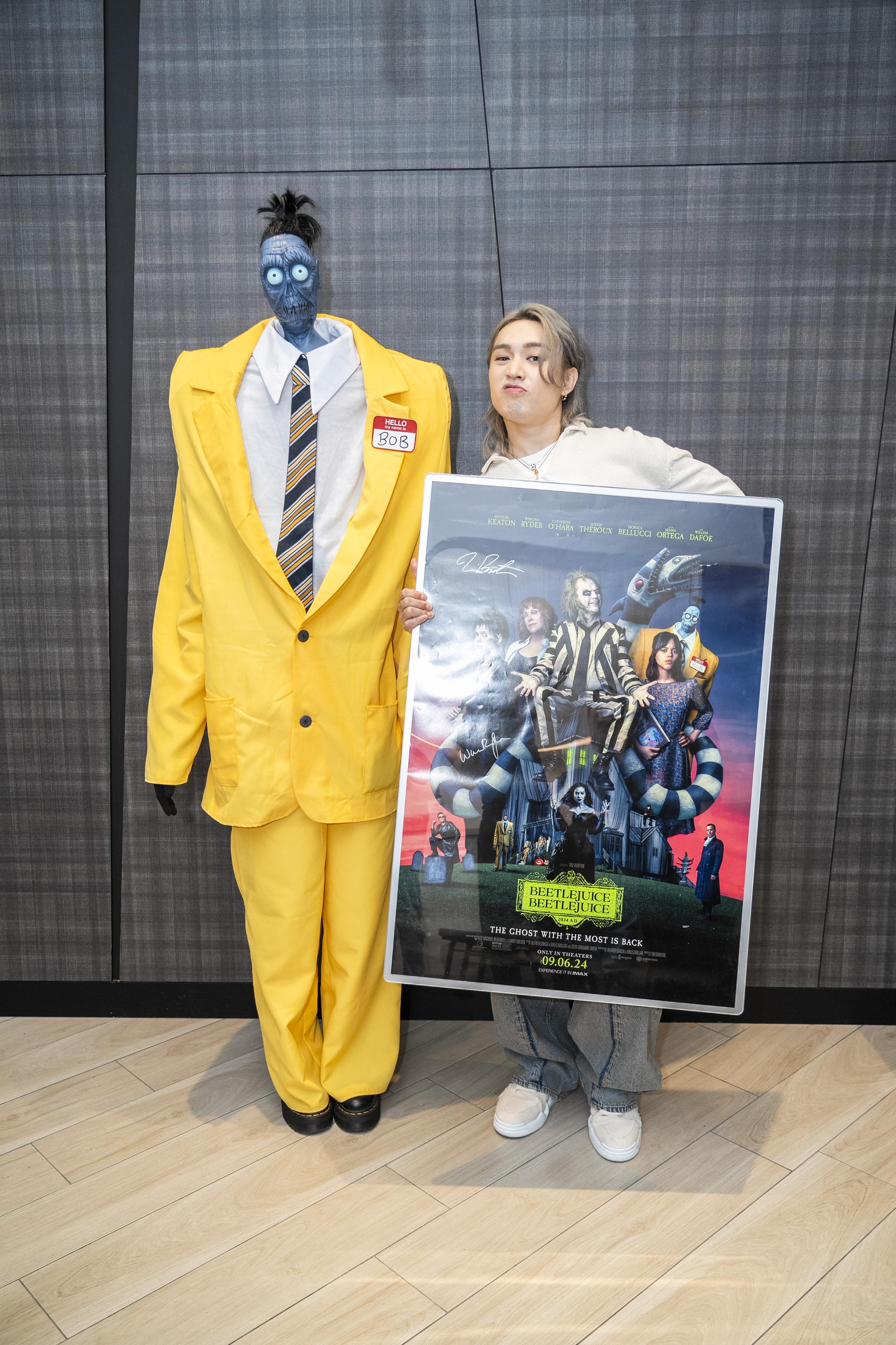 阿Jer收到偶像Tim Burton的簽名電影海報,當然要跟辛苦送遞的阿卜合照。