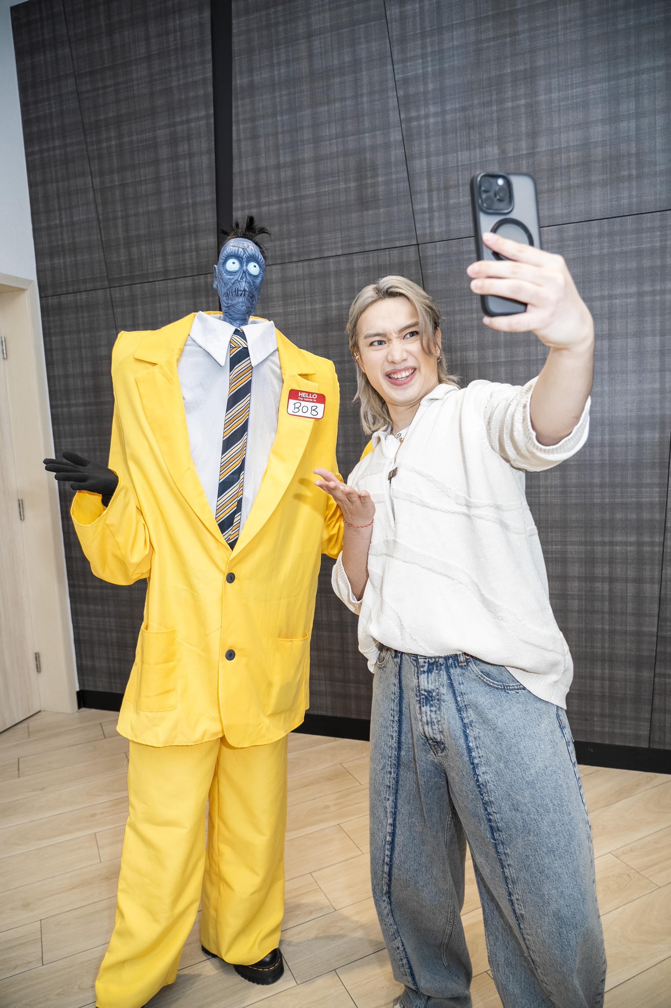 阿Jer扮鬼臉,興奮與阿卜自拍。