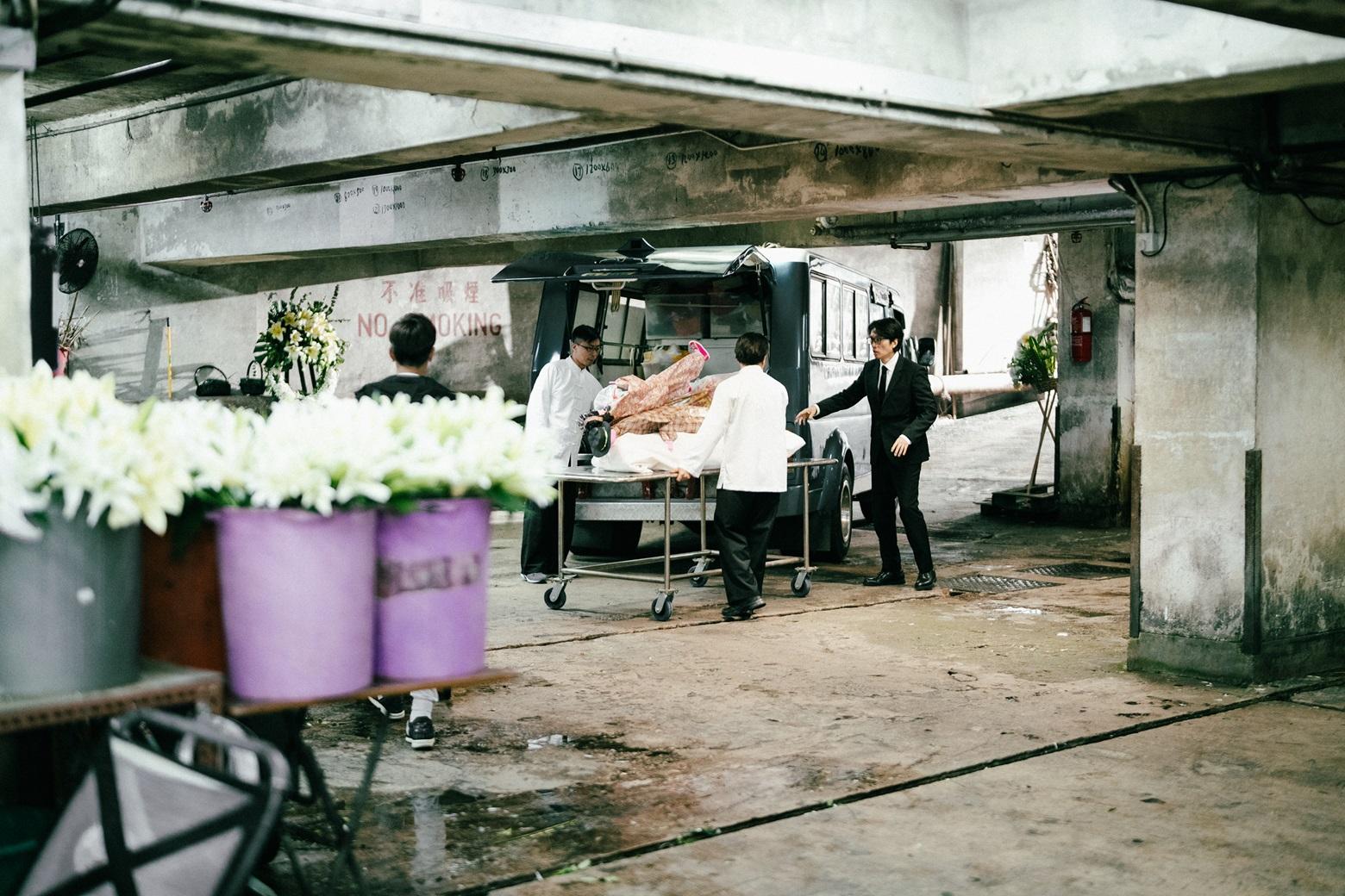 黃子華夜闖殮房通道,親身上陣運送紙紮公仔等殯儀工序。