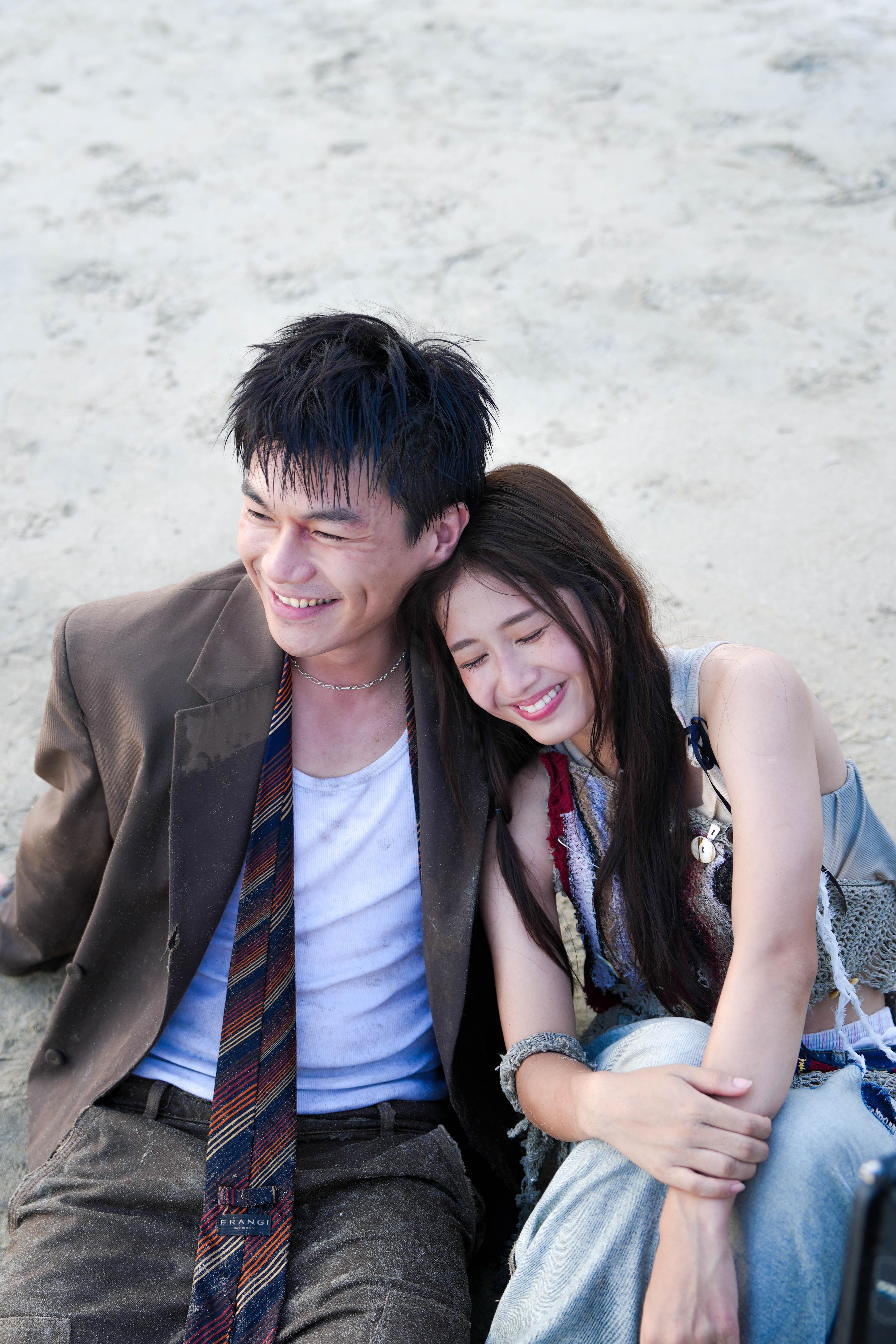 柯煒林在泰妹新歌《You are so cool》MV,化身多功能男屍。