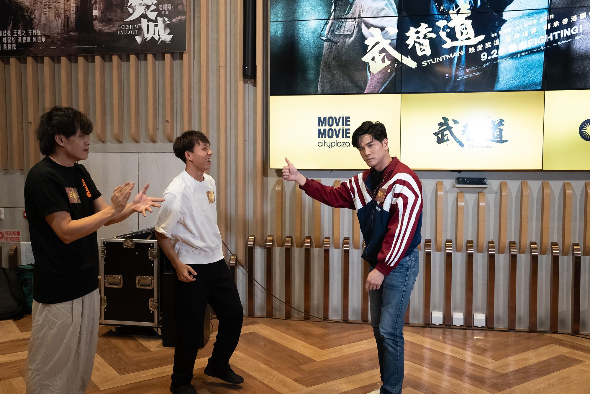 伍允龍起飛腳造勢。