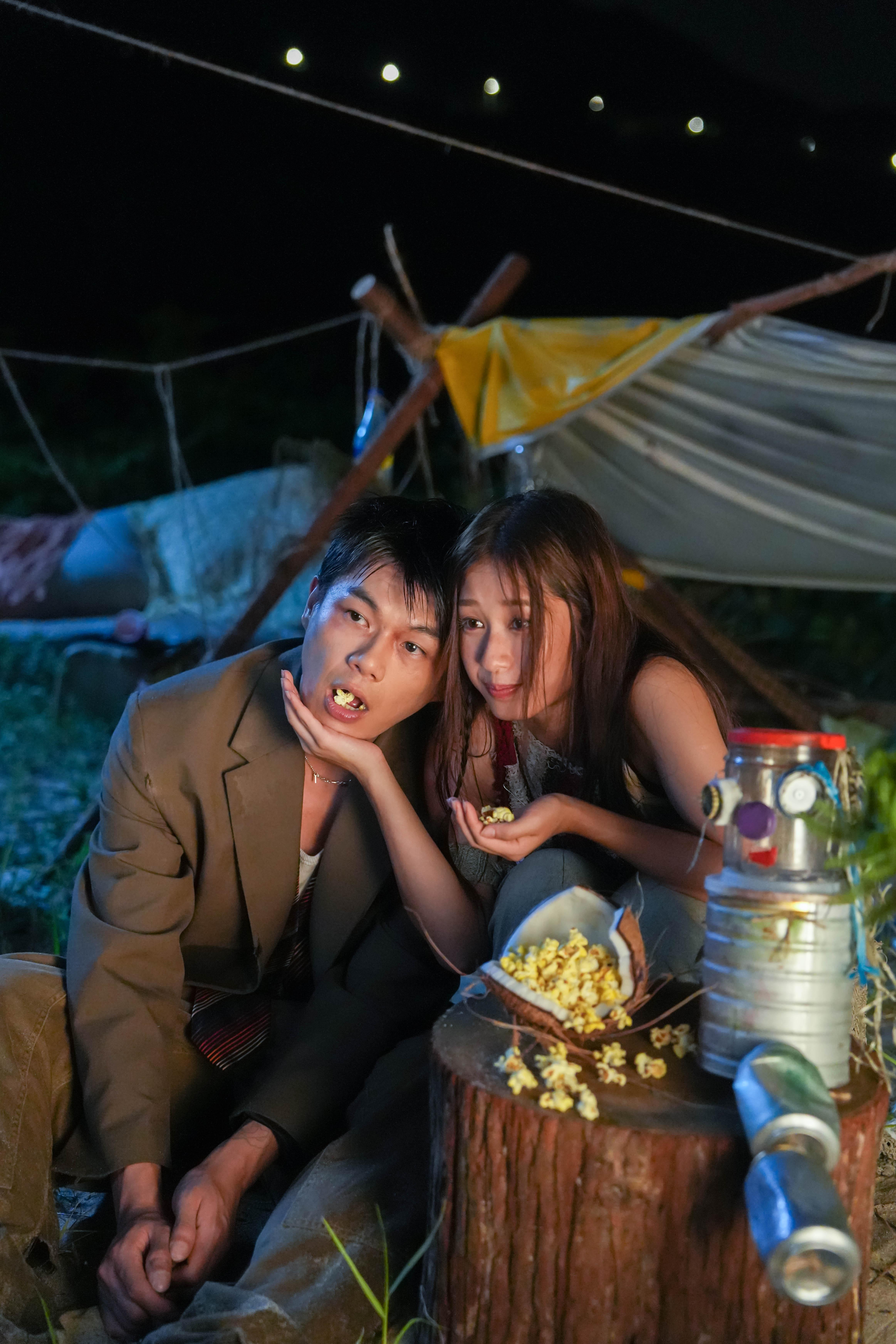 柯煒林在泰妹新歌《You are so cool》MV,化身多功能男屍。