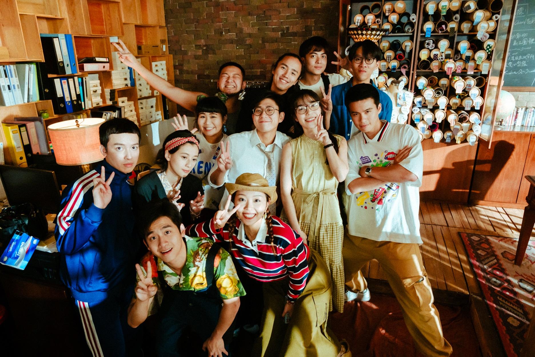 何求與一眾年輕演員有份參演《我談的那場戀愛》。