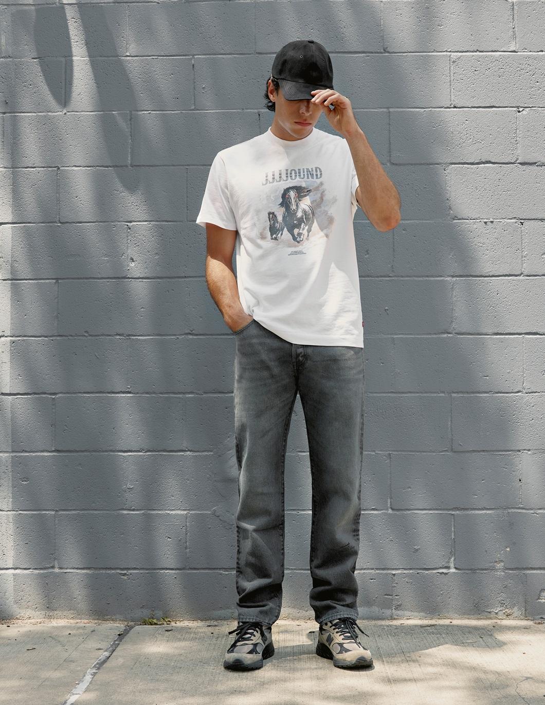 白色圖案tee $599、深碳灰石磨501 93牛仔褲 $1,899