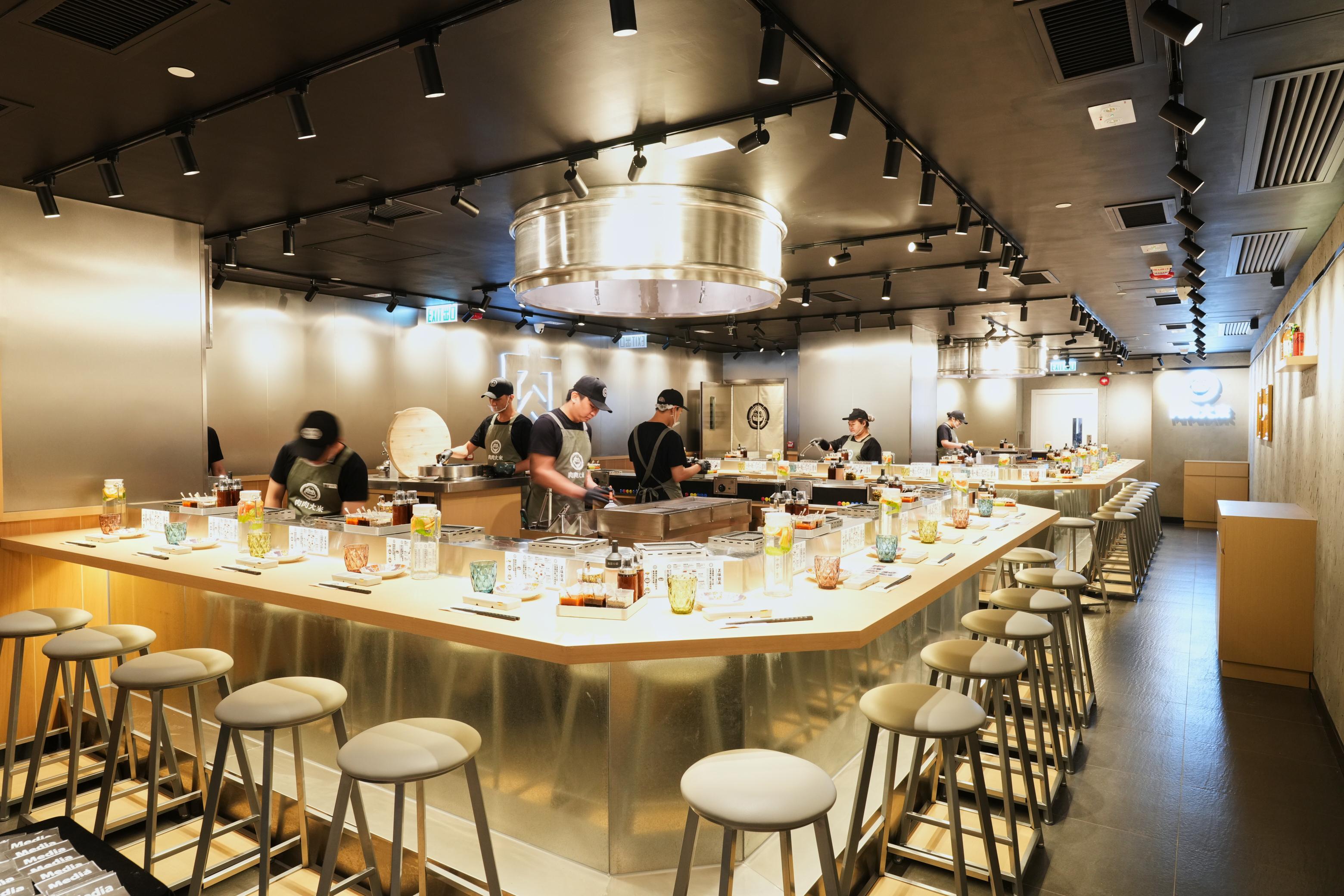 店內採取全開放式廚房及吧枱設計。