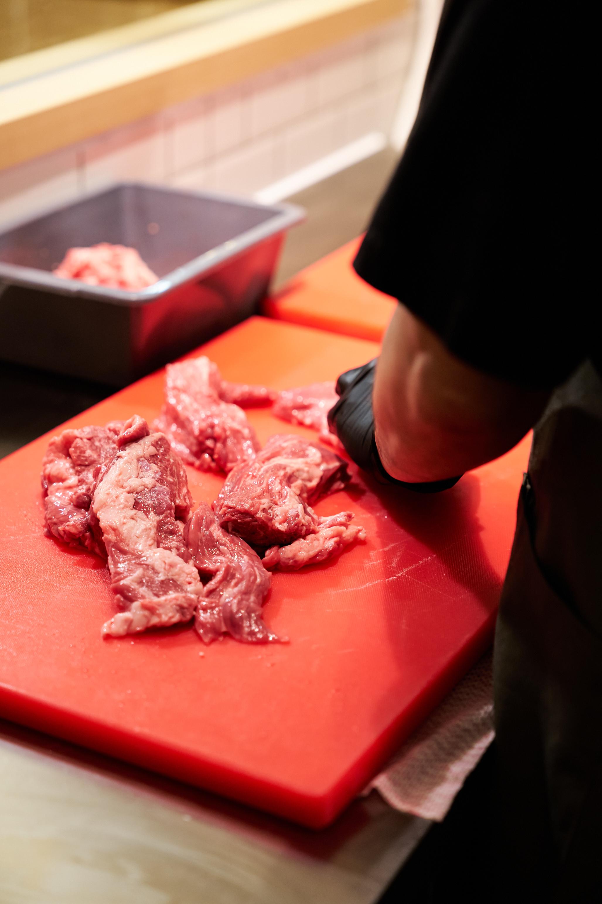 漢堡除了使用九州黑毛和牛,也用上美國牛肩胛肉製作而成,增添肉香。