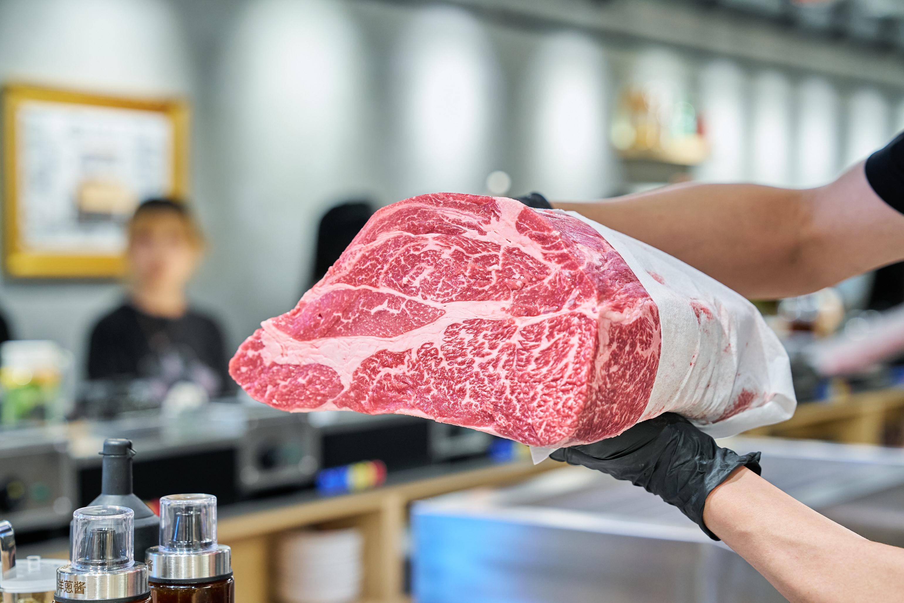 牛肉在店內切割,圖為九州黑毛和牛的牛腱部位。