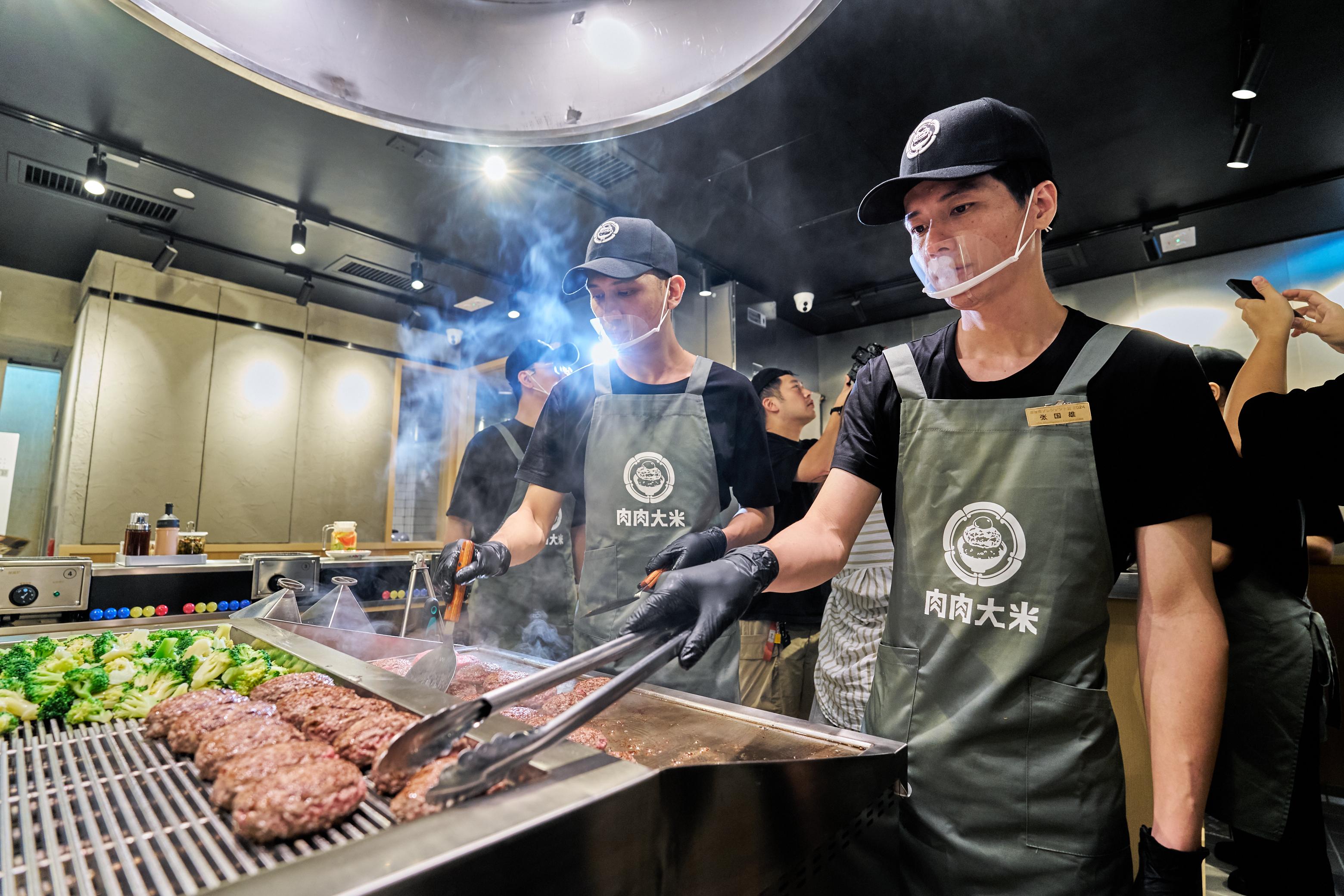 漢堡排現點現烤。