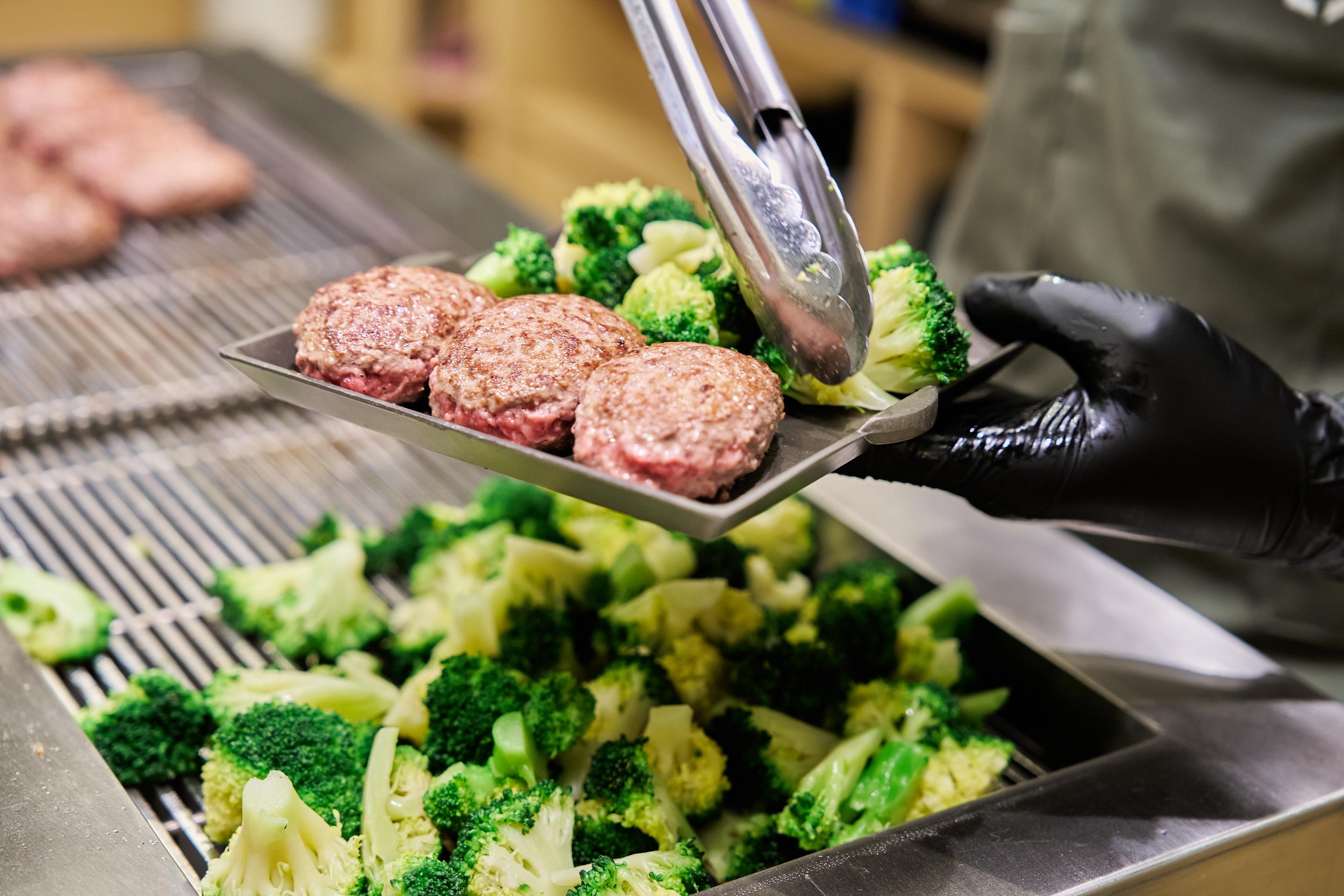 漢堡配上西蘭花,蔬菜任添。