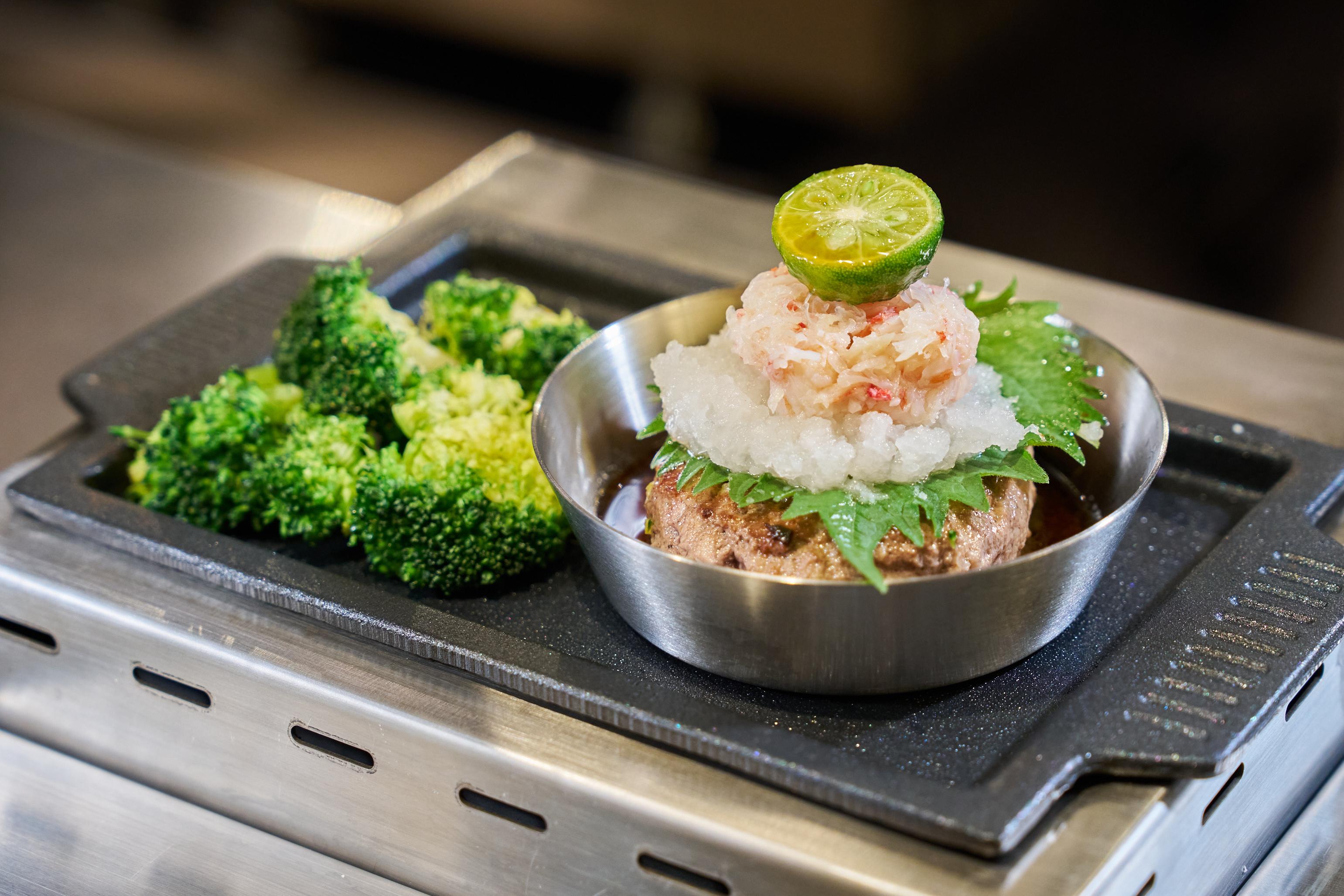 新開張期間限定蟹肉和牛混搭漢堡排套餐$110 松葉蟹肉佐以大葉、蘿蔔蓉及酸汁,微酸清新又開胃。