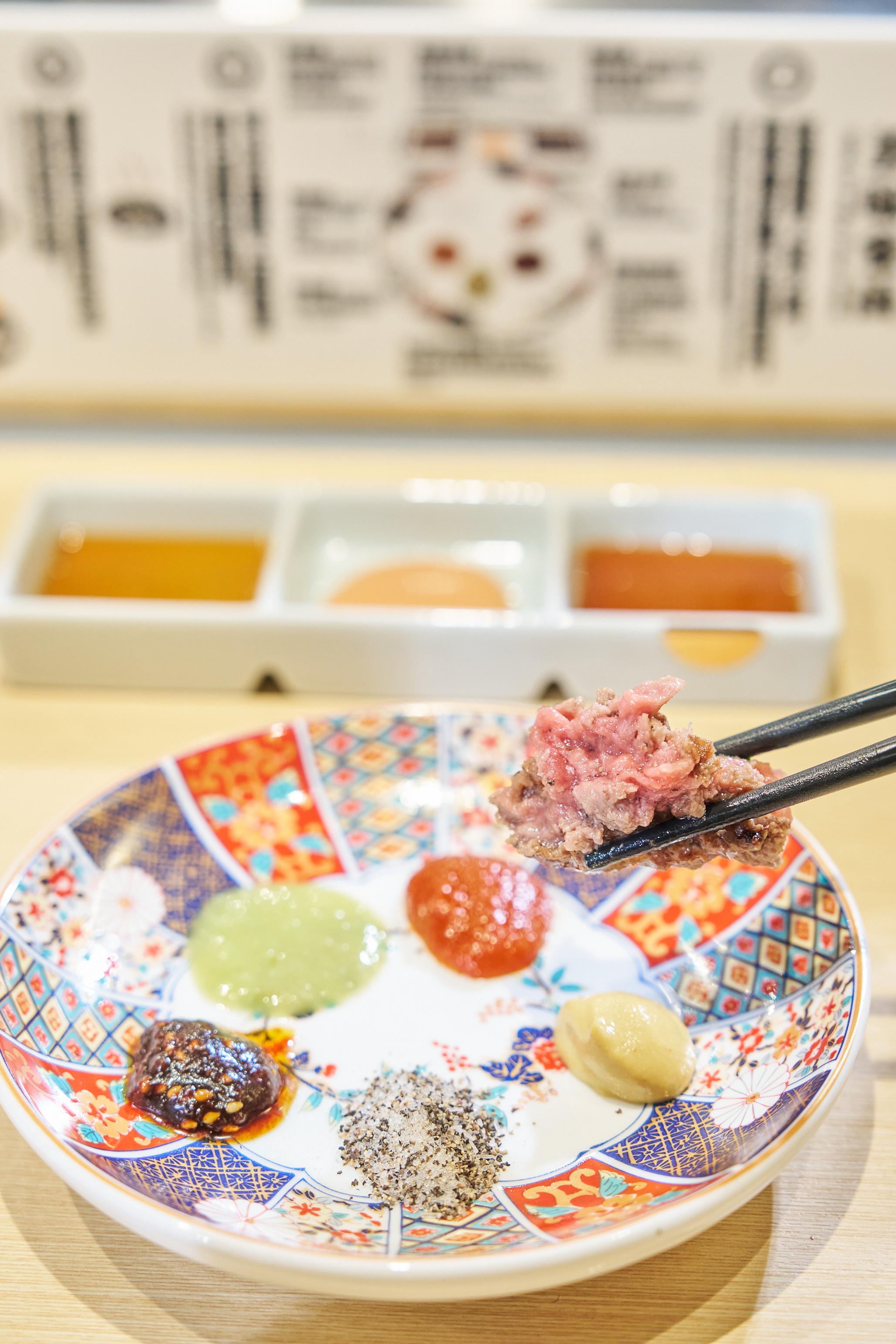 枱上放了8種醬汁及調味料,包括燒肉醬、洋葱醬、奧羅拉醬(即番茄及丘比蛋黃醬調成的醬)、蒜香辣椒醬、日式芥末鹽麴、沙茶醬、黃芥末醬及胡椒鹽。