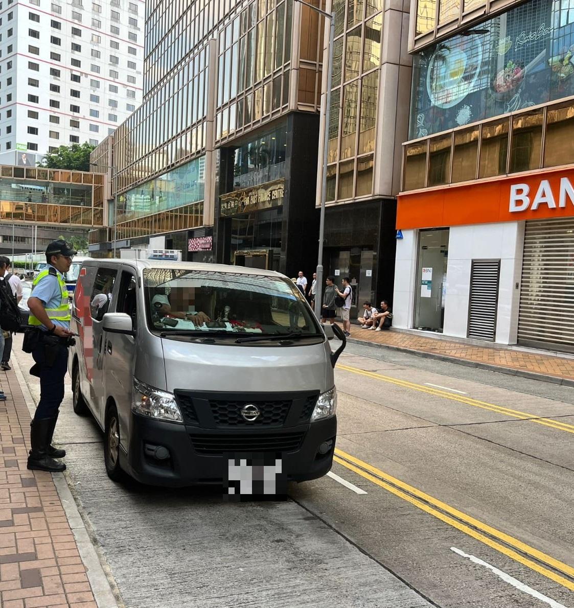 港島總區舉行交通日打擊交通違例(警方圖片)