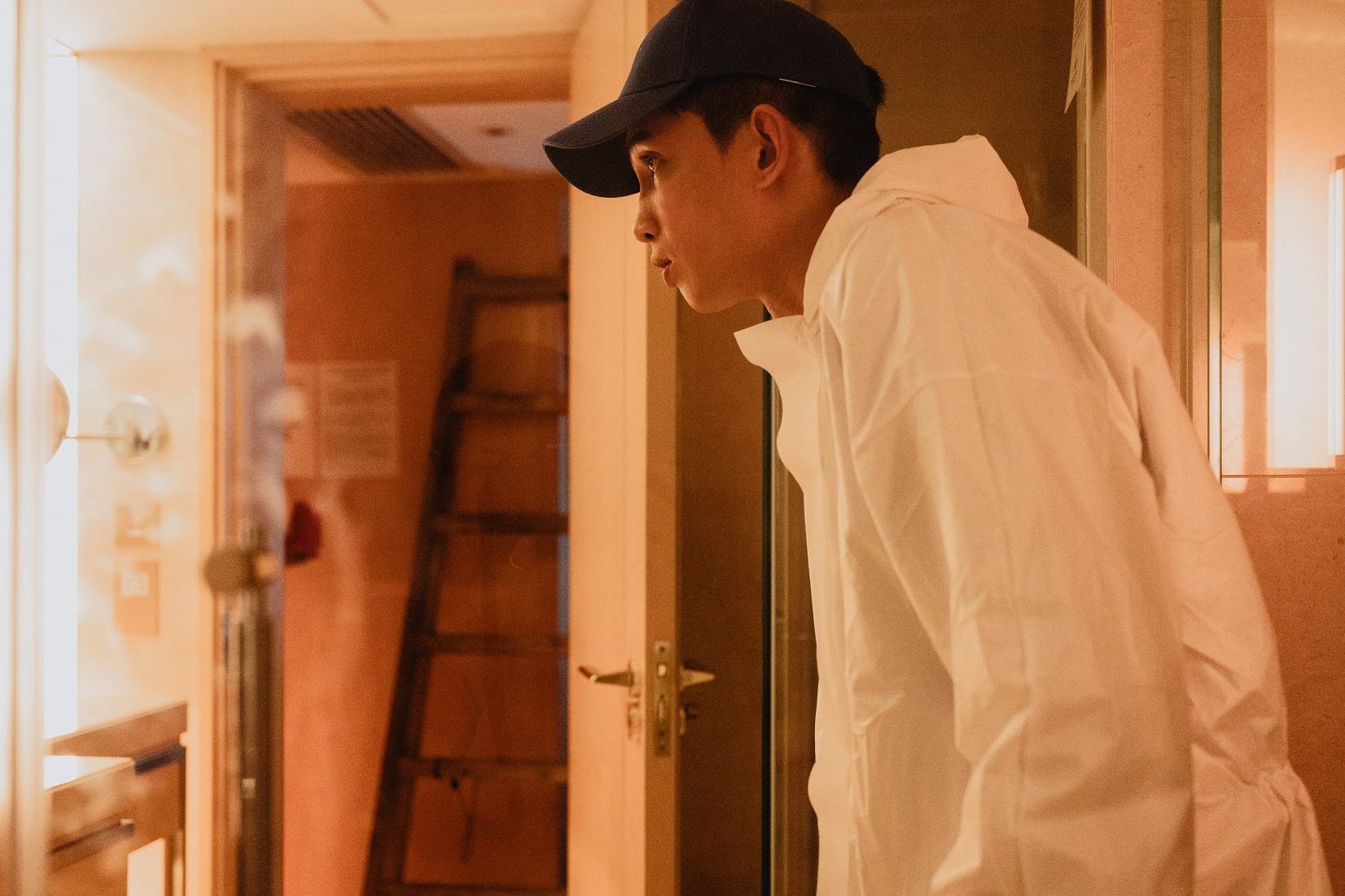 楊樂文演的外賣員,尋找下訂單指定「9號茄汁」的客人。(《十七年命運週期》劇照)