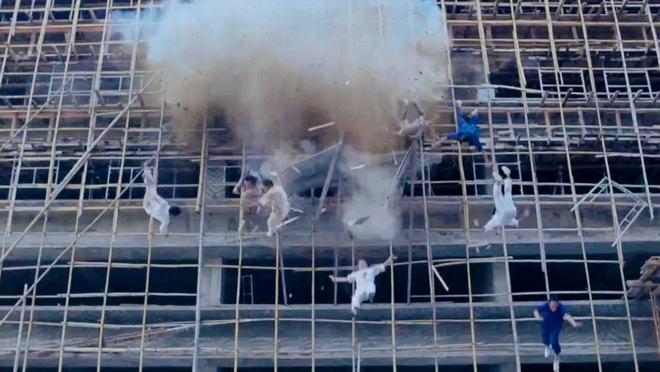 當年《龍的心》多人跳紙皮場面驚喜,錢嘉樂因被壓受傷。