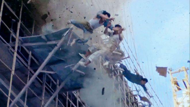 當年《龍的心》多人跳紙皮場面驚喜,錢嘉樂被一同跳下來的武師壓傷。