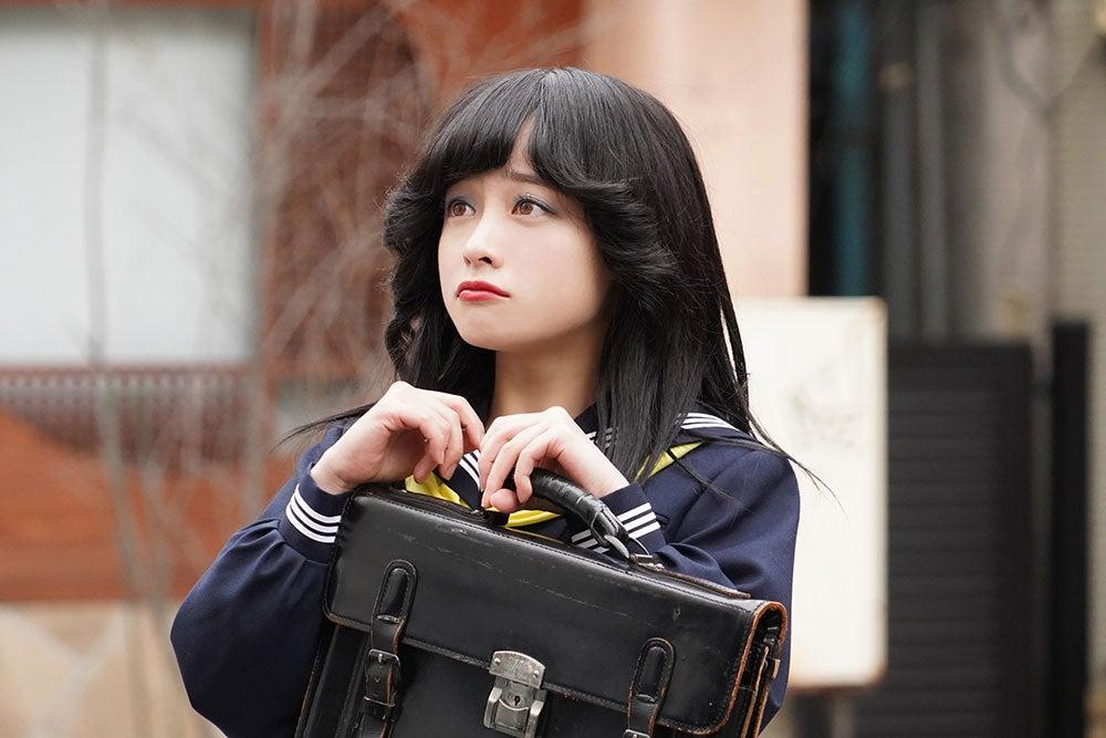 橋本環奈於《我是大哥大》中,演出搞笑討喜。