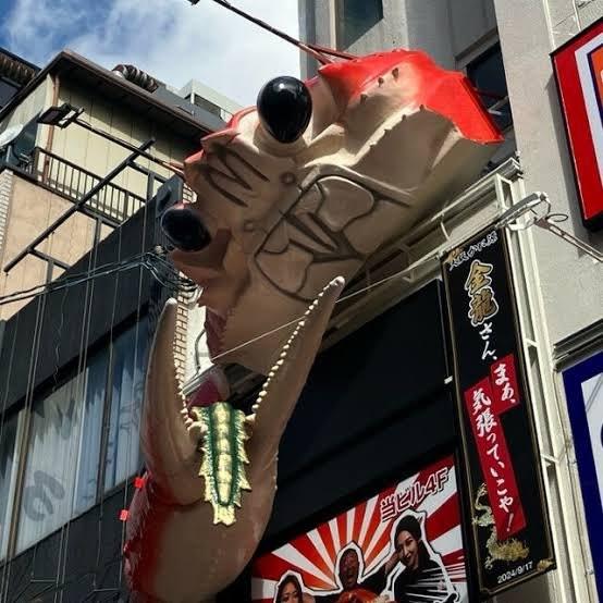 龍尾被放到蟹鉗前。(X)