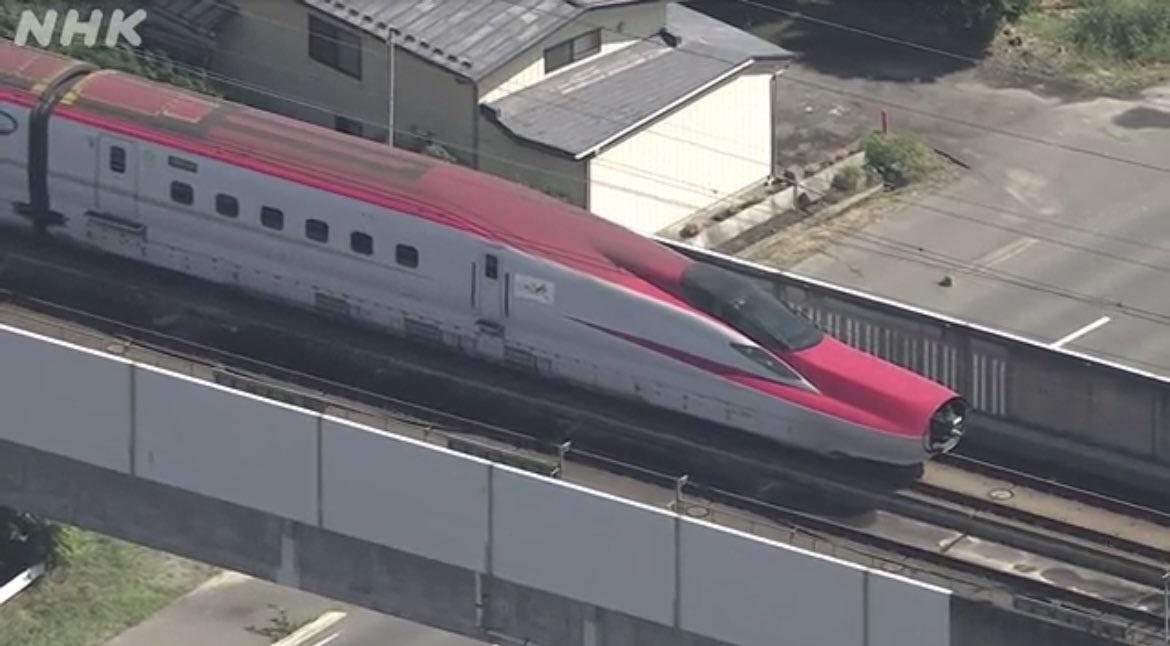 日本新幹線列車行駛途中分離。(NHK截圖)