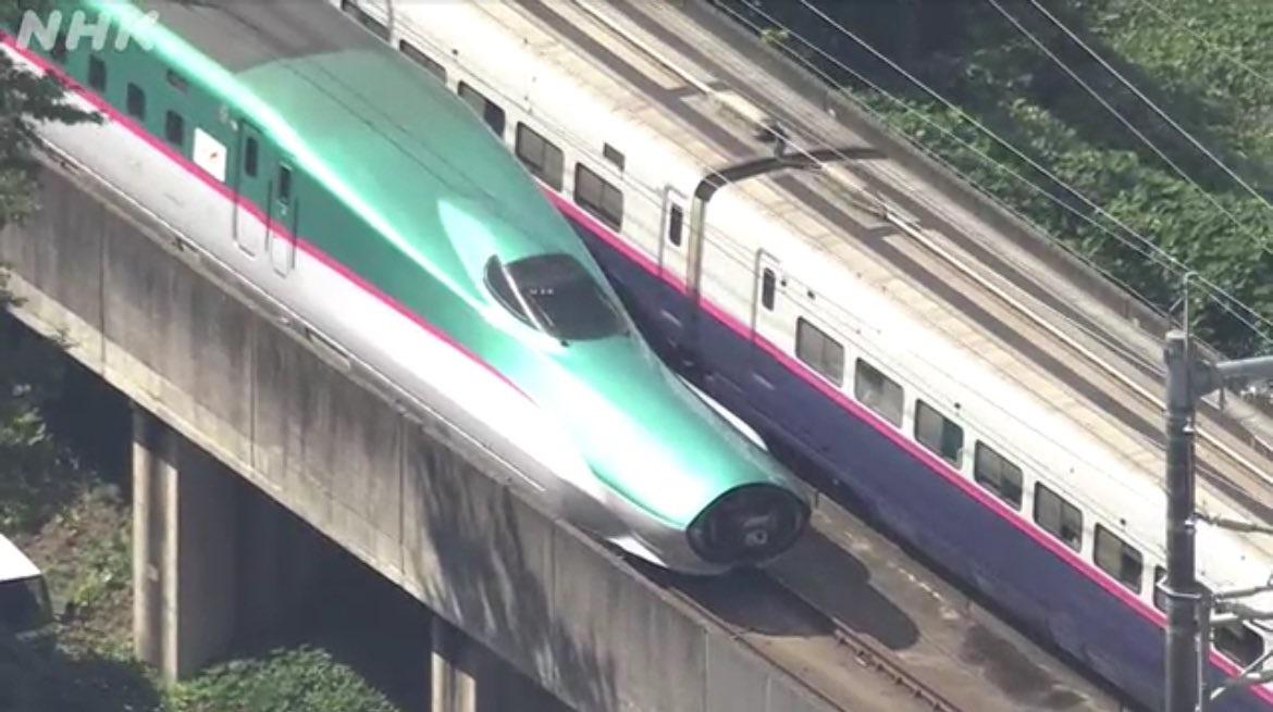 日本新幹線列車行駛途中分離。(NHK截圖)