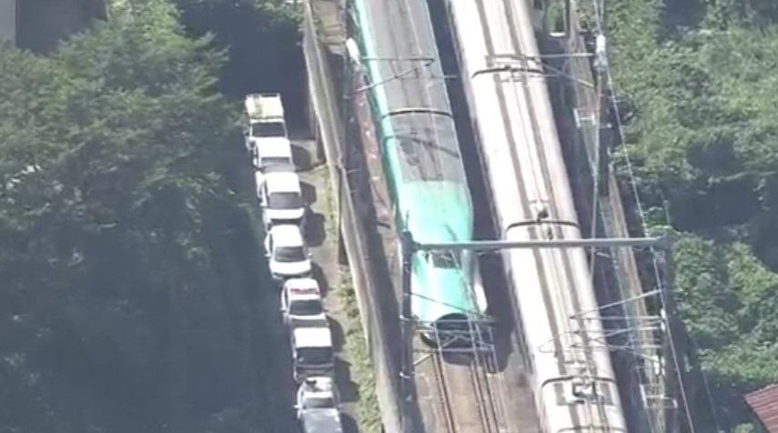 日本新幹線列車行駛途中突然分離。(NHK截圖)